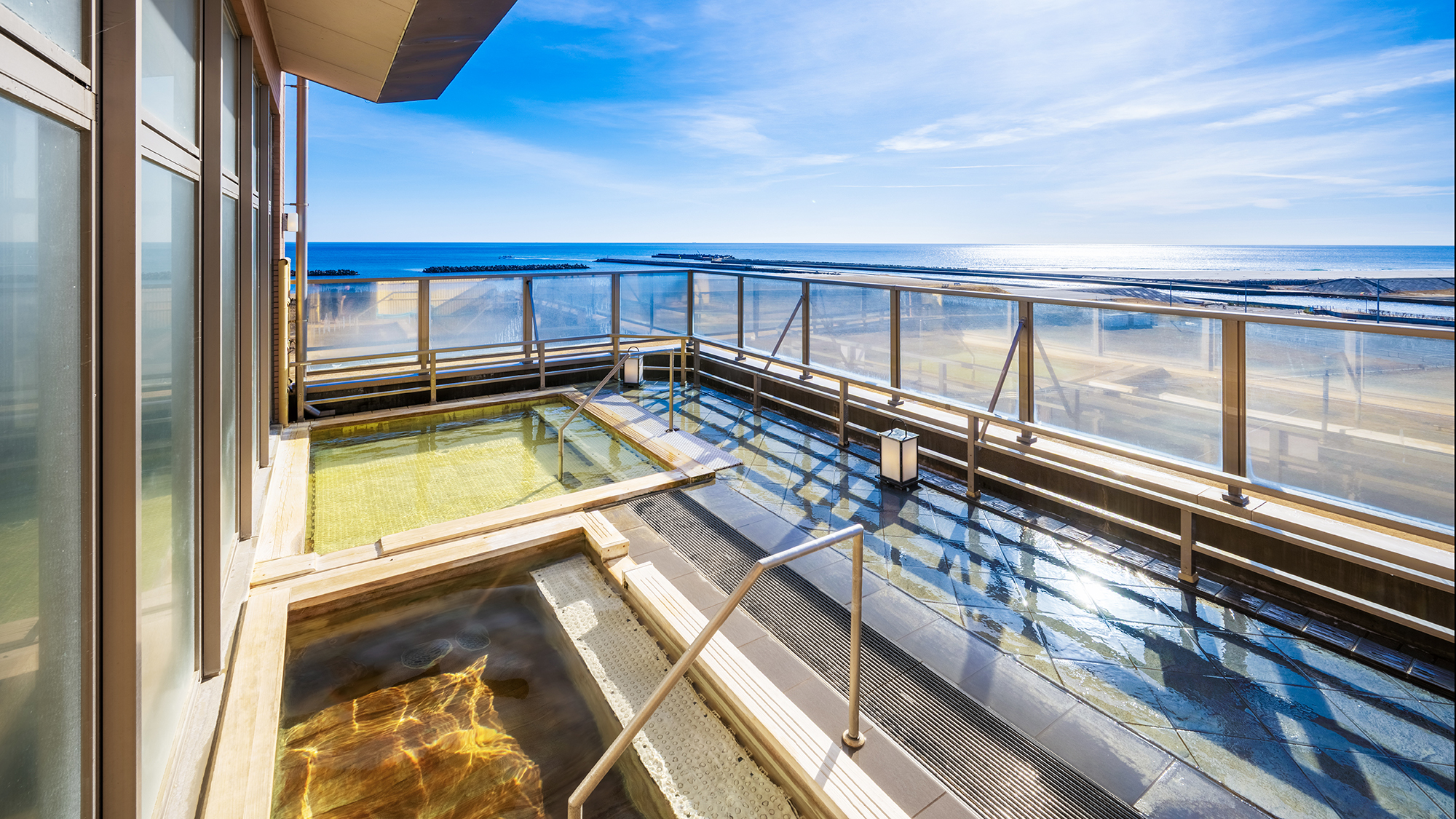 【露天風呂-檜風呂】＜太平洋＞をすぐそばに体感する絶好のロケーション♪