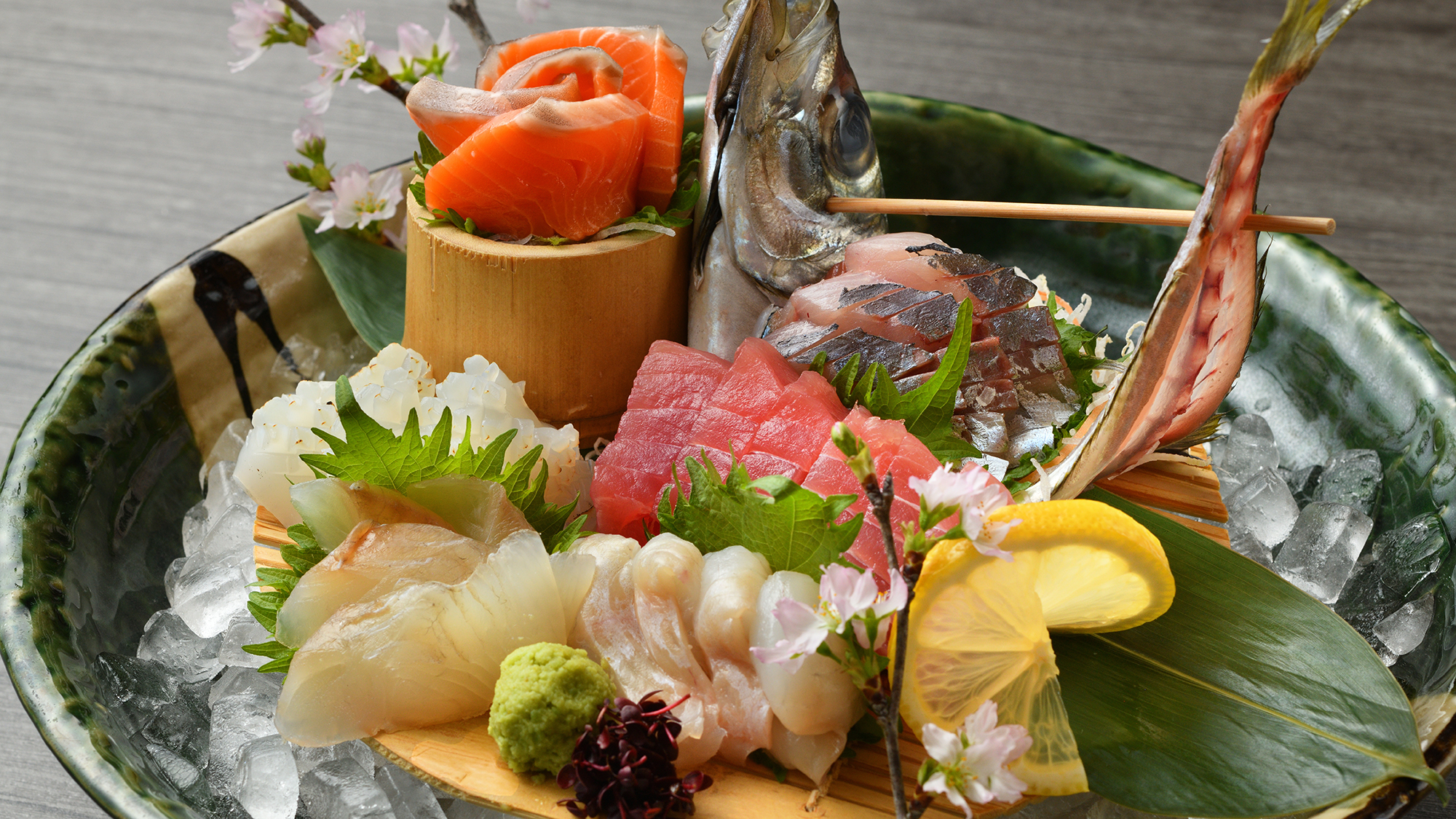 【お造り】&ldquo;鳥の海沿い&rdquo;の好立地だからこそ、豊富で新鮮な旬のお魚をご用意！