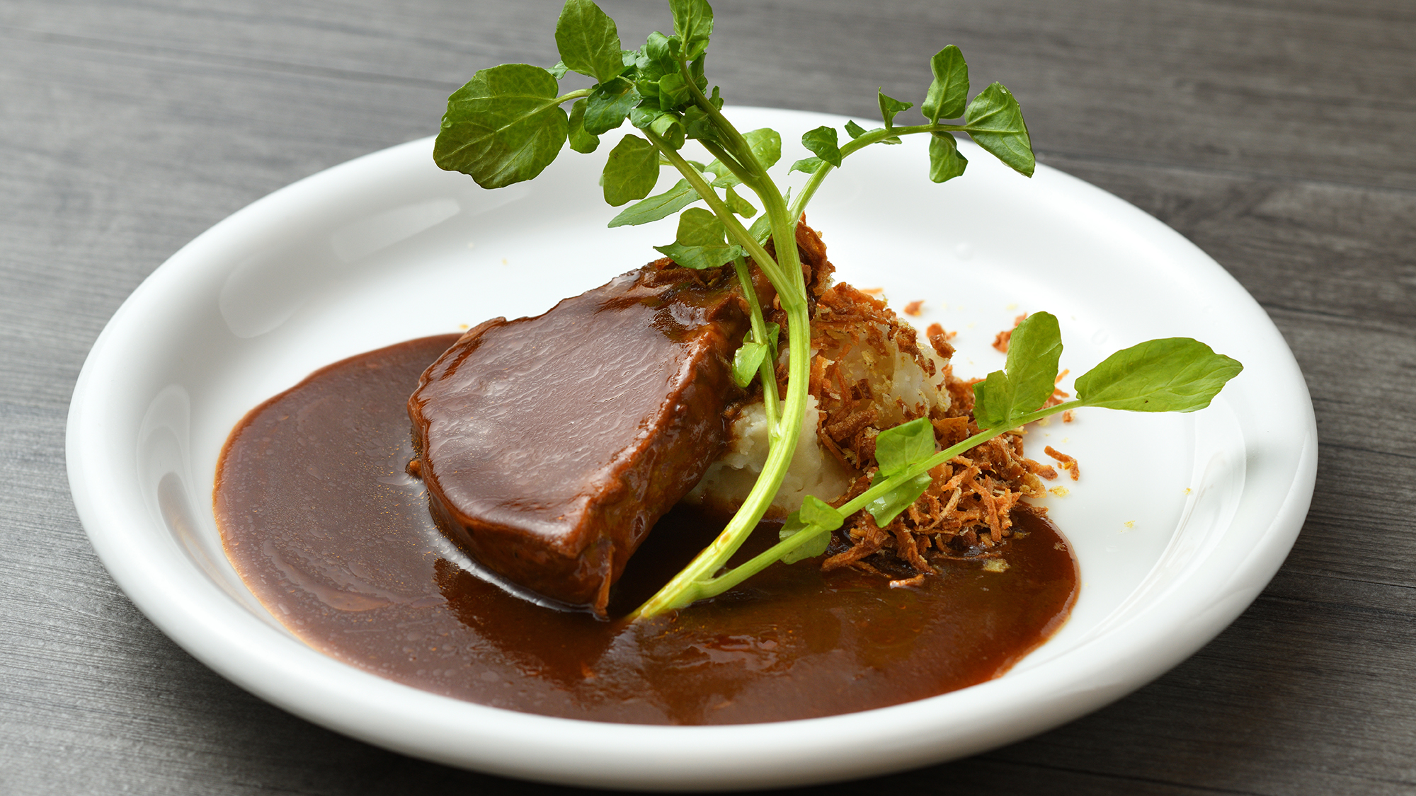 【豚肩ロースのデミグラスソース煮込み】濃厚な特製デミグラスソースと&ldquo;トロットロ&rdquo;の国産豚肩ロース♪