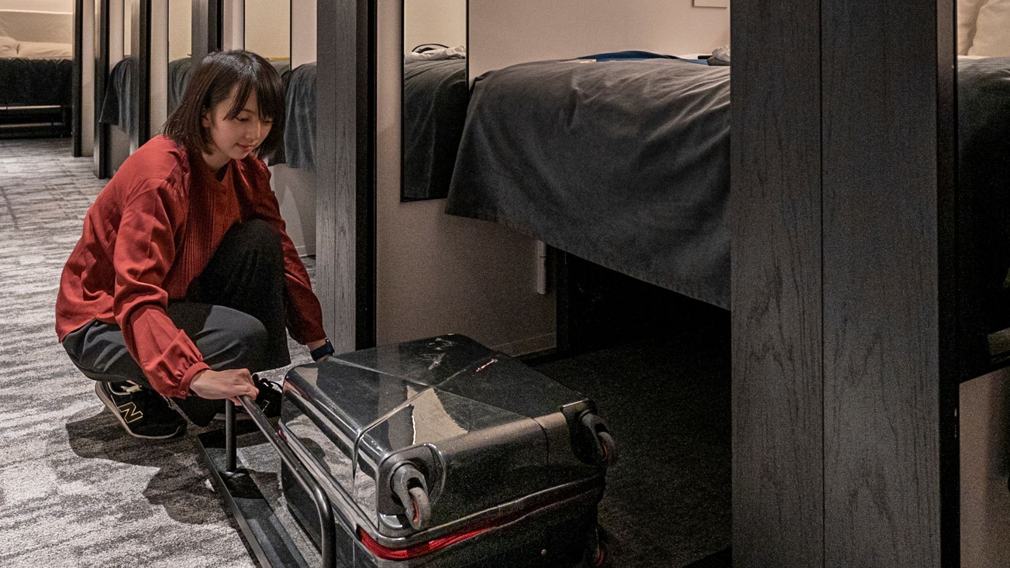 スーツケースが入るベッド下キャビネット