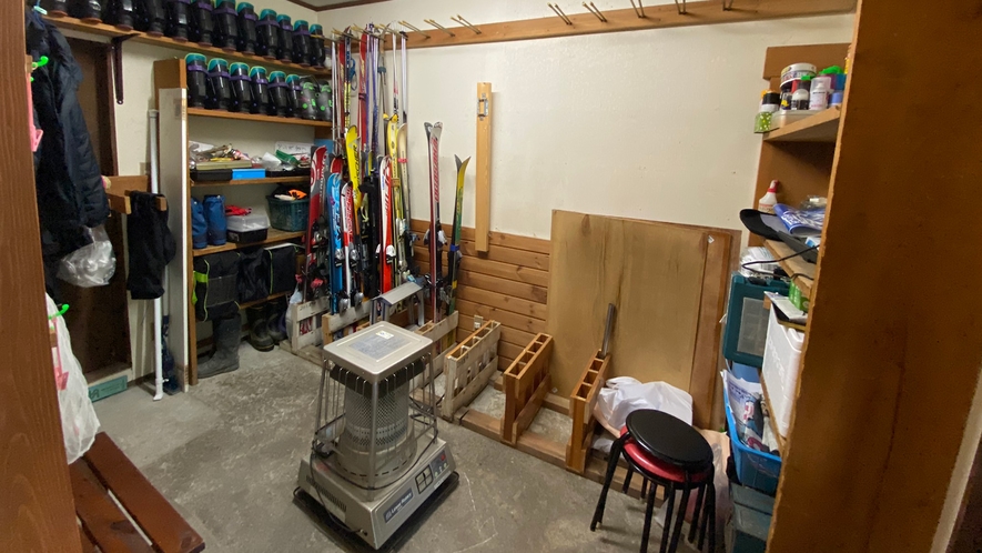 【ボイラ室】スキーヤー・ボーダーには嬉しい乾燥室が入り口すぐ横にございます！