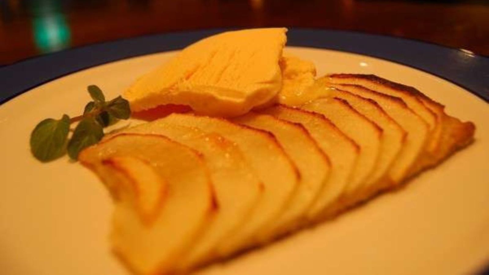 【りんごの薄焼きタルト　アイスクリーム添え】