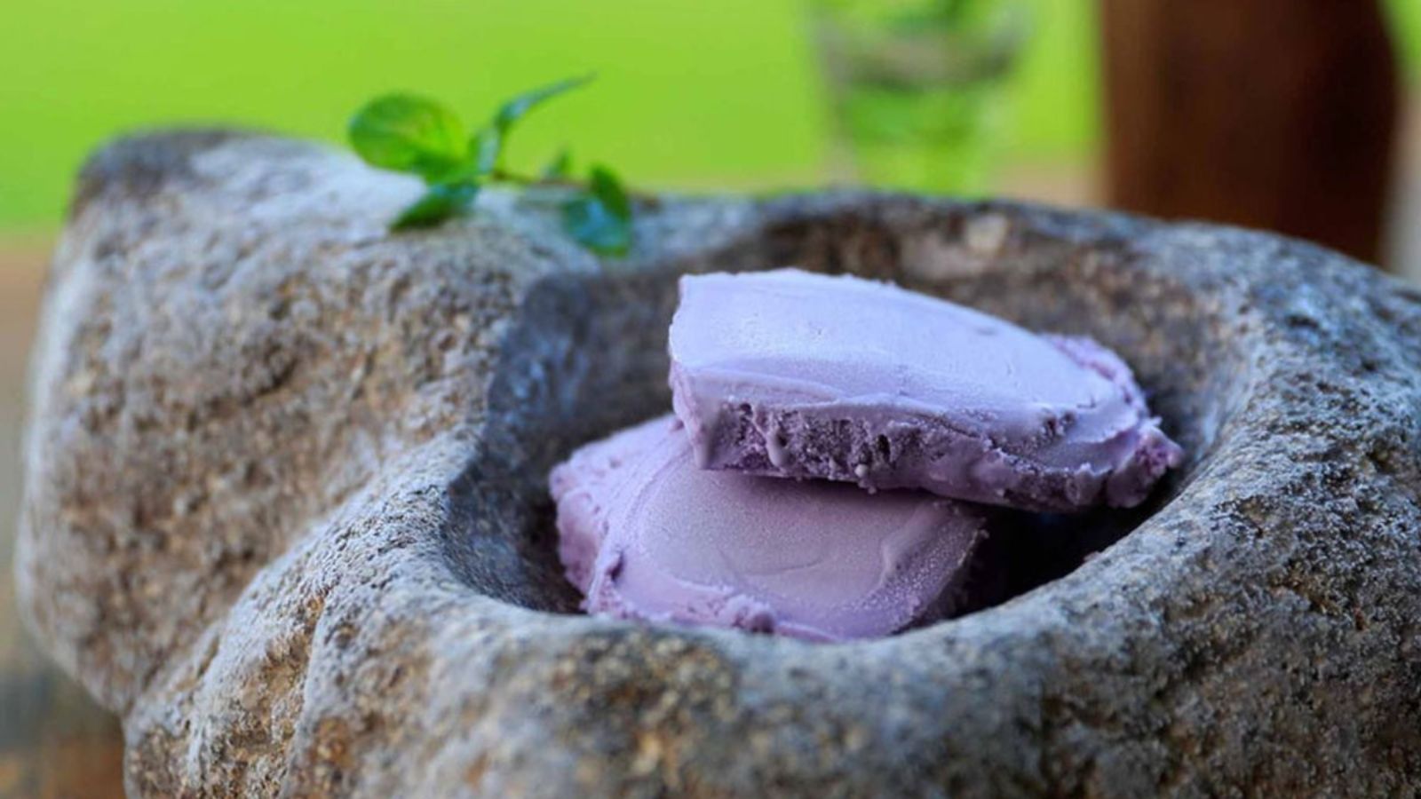 自家製すみれの花アイスクリーム