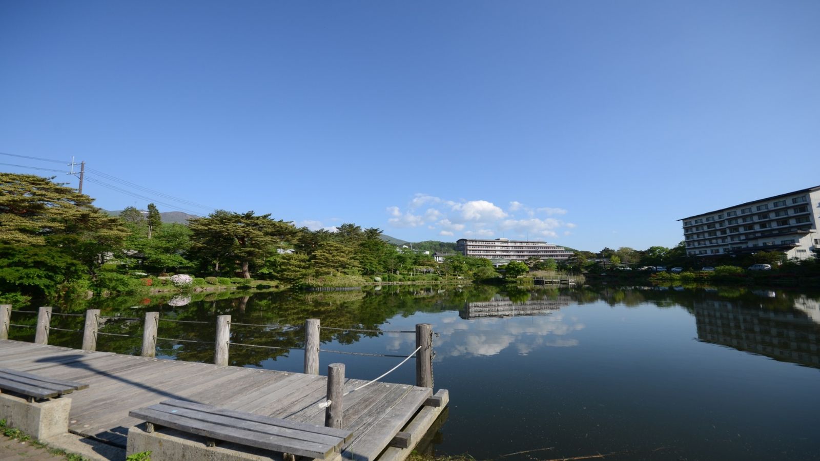 鏡が池公園までは徒歩５分程です。