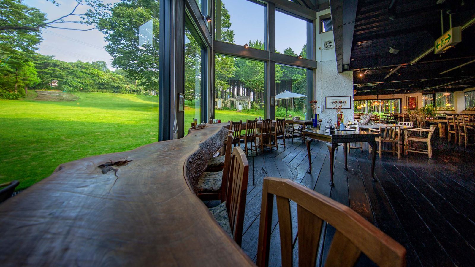 自然レストラン　カウンター席樹齢300年ケヤキの&rdquo;枝&rdquo;を使用