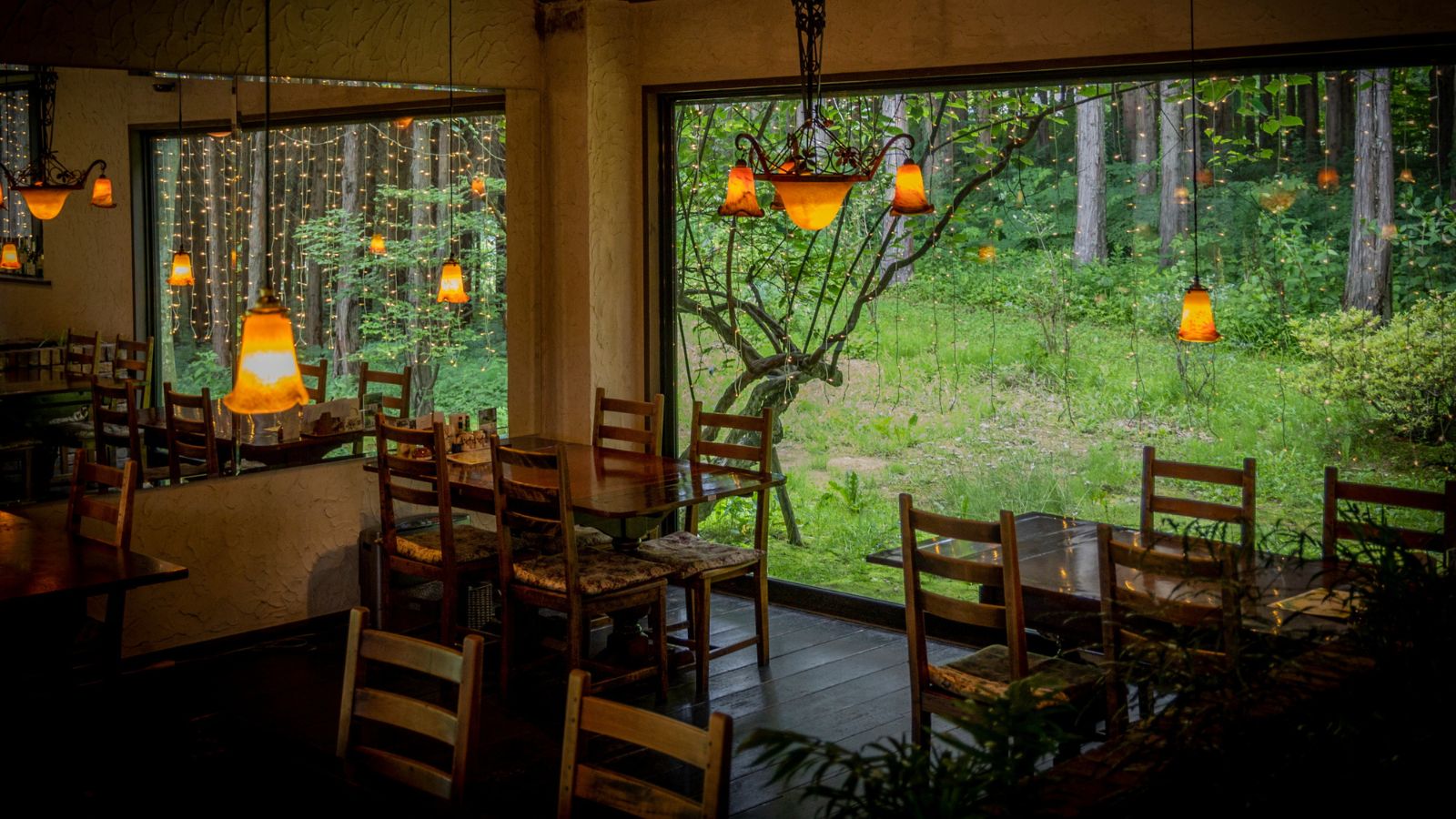 ご夕食はアンティークランプが灯るロマンチックな別棟「自然レストラン」にてコース料理をどうぞ