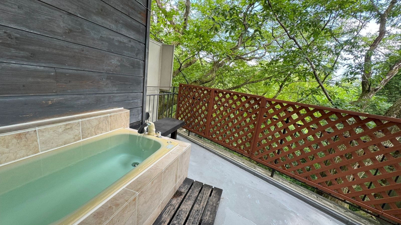 【露天風呂付き】洋室ツイン＜フォレストビュー＞10畳＋広縁