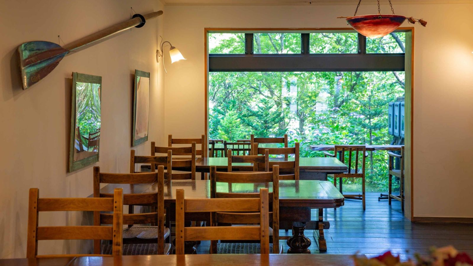 静かなラウンジでお過ごしください