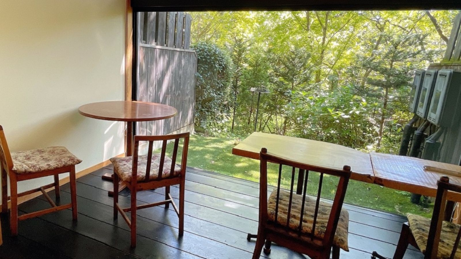 ラウンジにてコーヒーをお召し上がりくださいませ