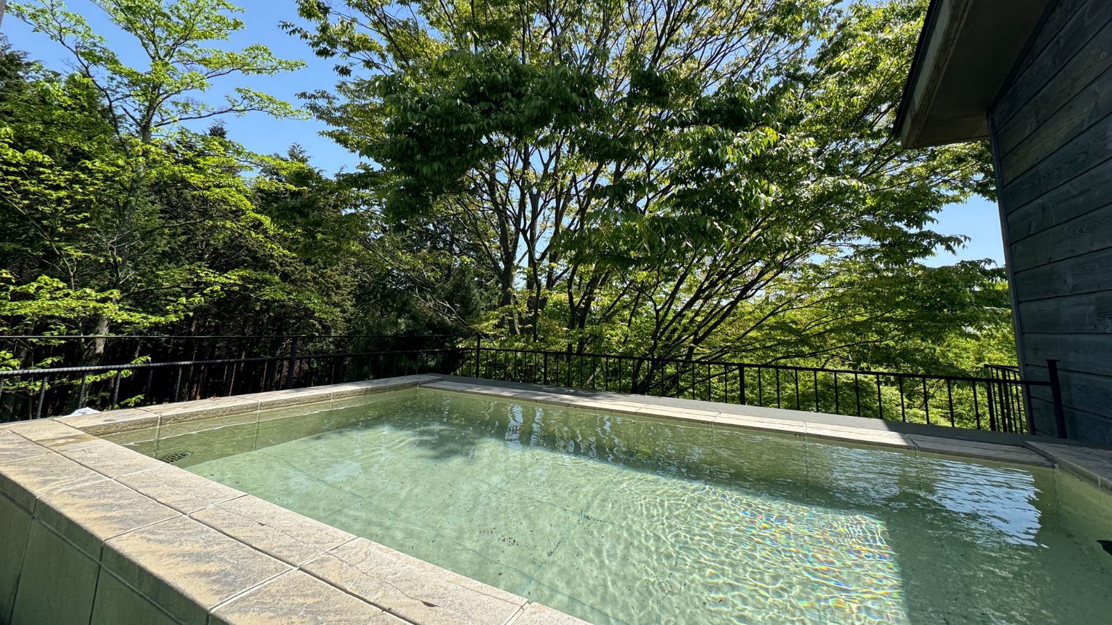 絶景新緑の露天風呂