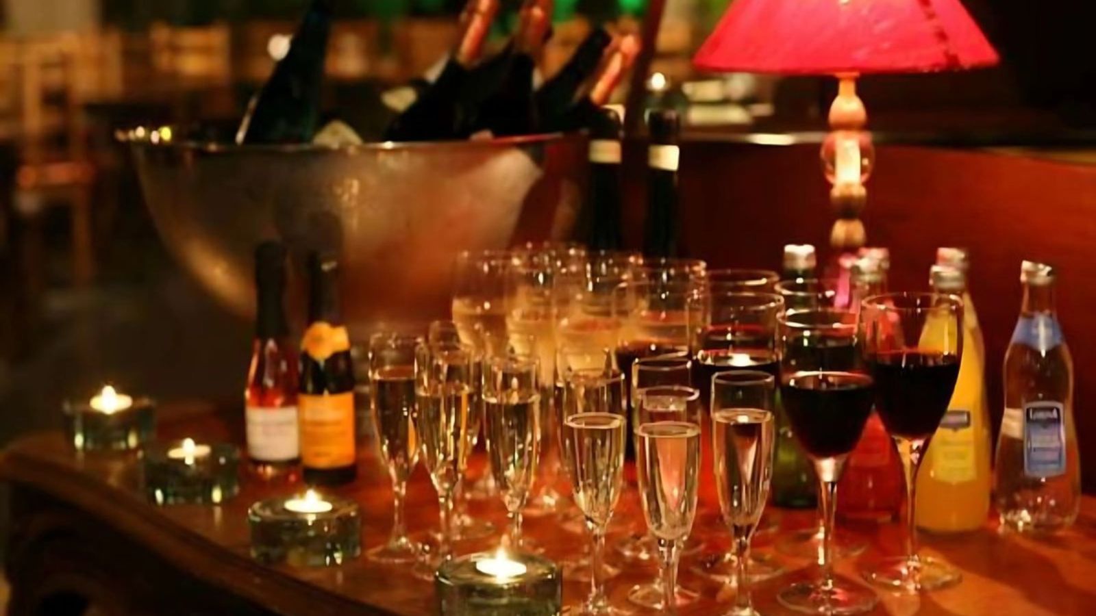 別棟レストランには様々なドリンク（アルコール類）をご用意しています