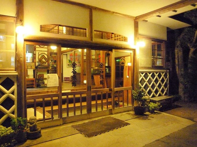 日帰り温泉・金谷旅館。伊豆最大の檜風呂・千人風呂で有名。下田はこんな雰囲気のいい旅館が残っています