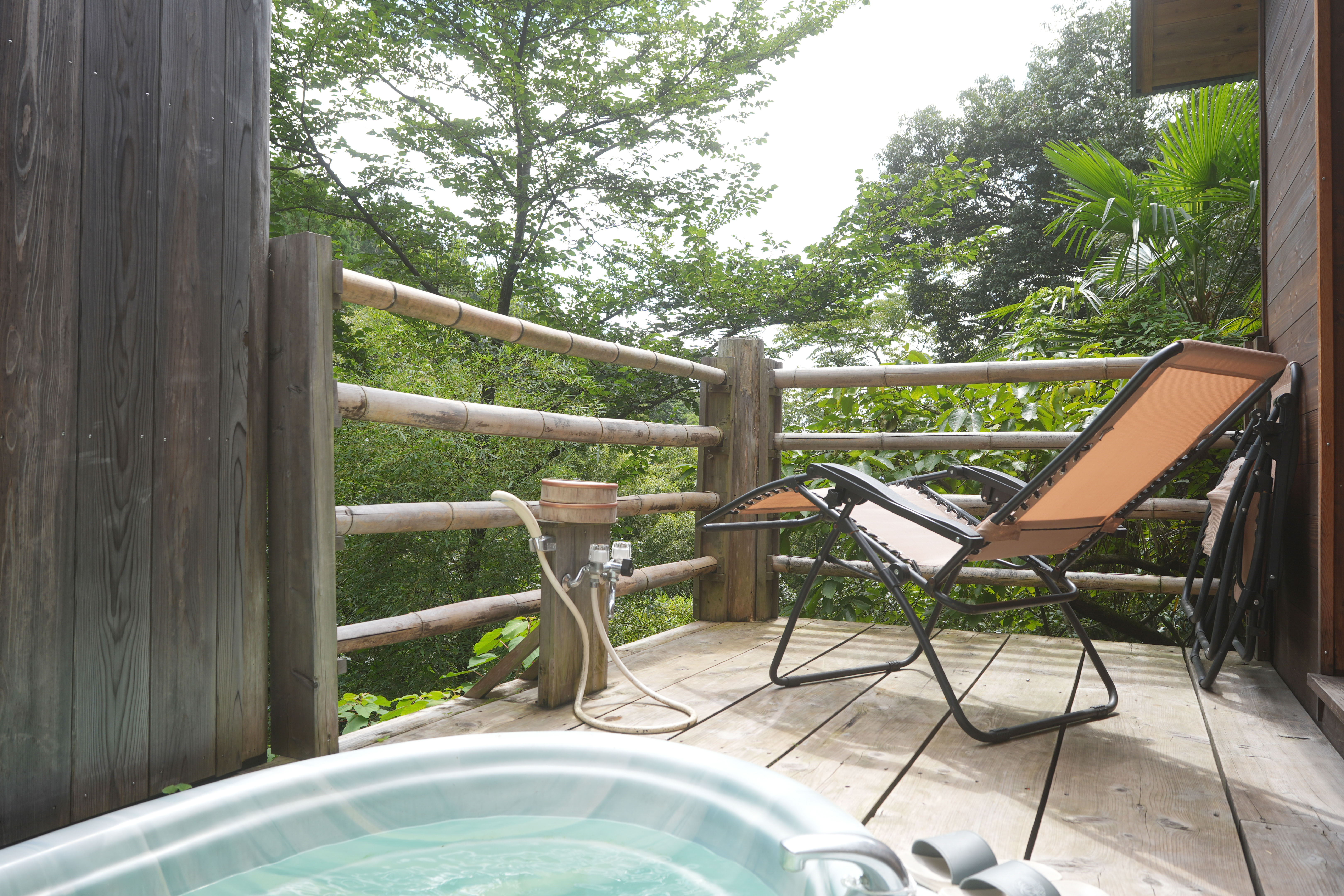 秘境サウナ外観、水風呂