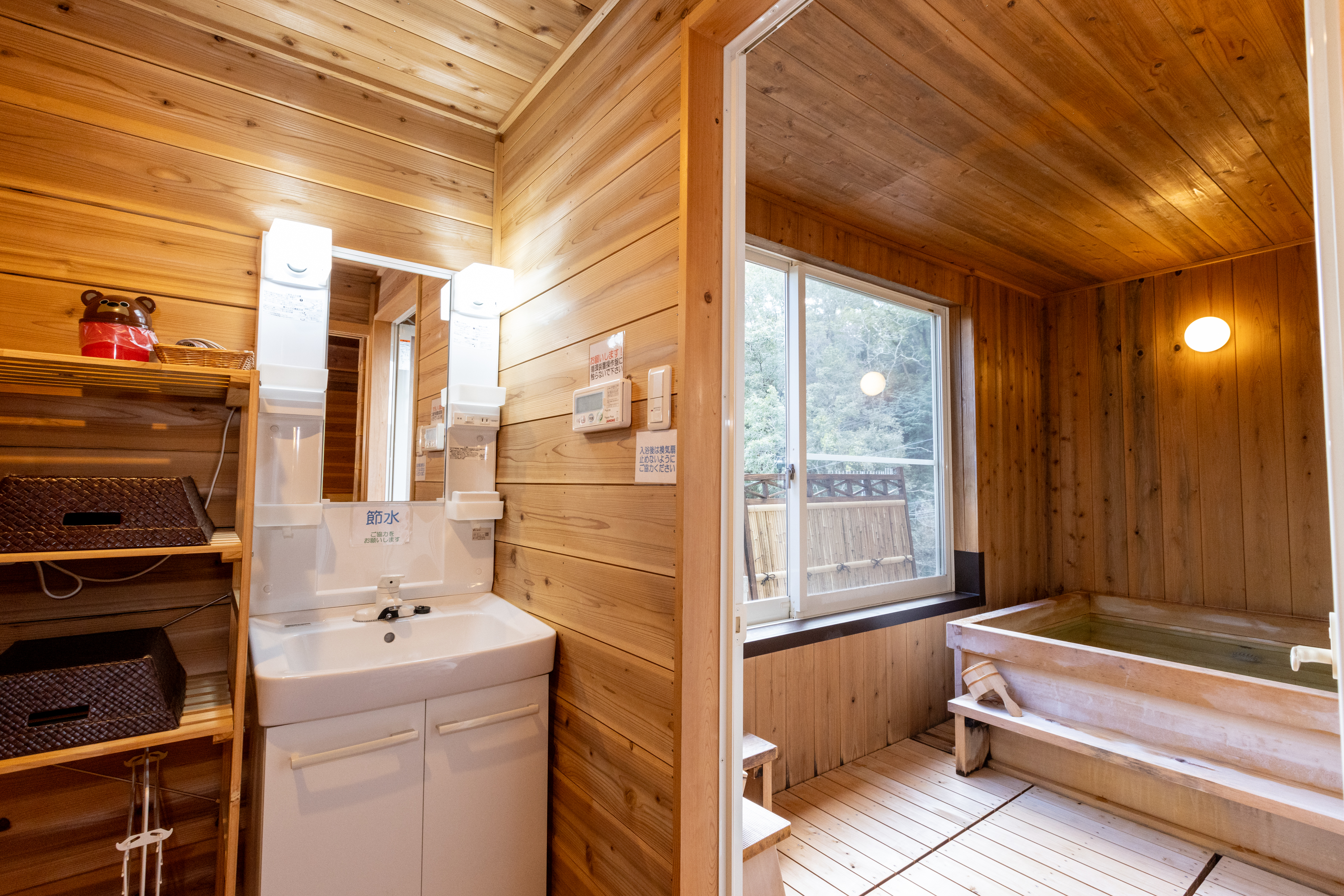 ログハウス２F　洗面＆ひのき風呂