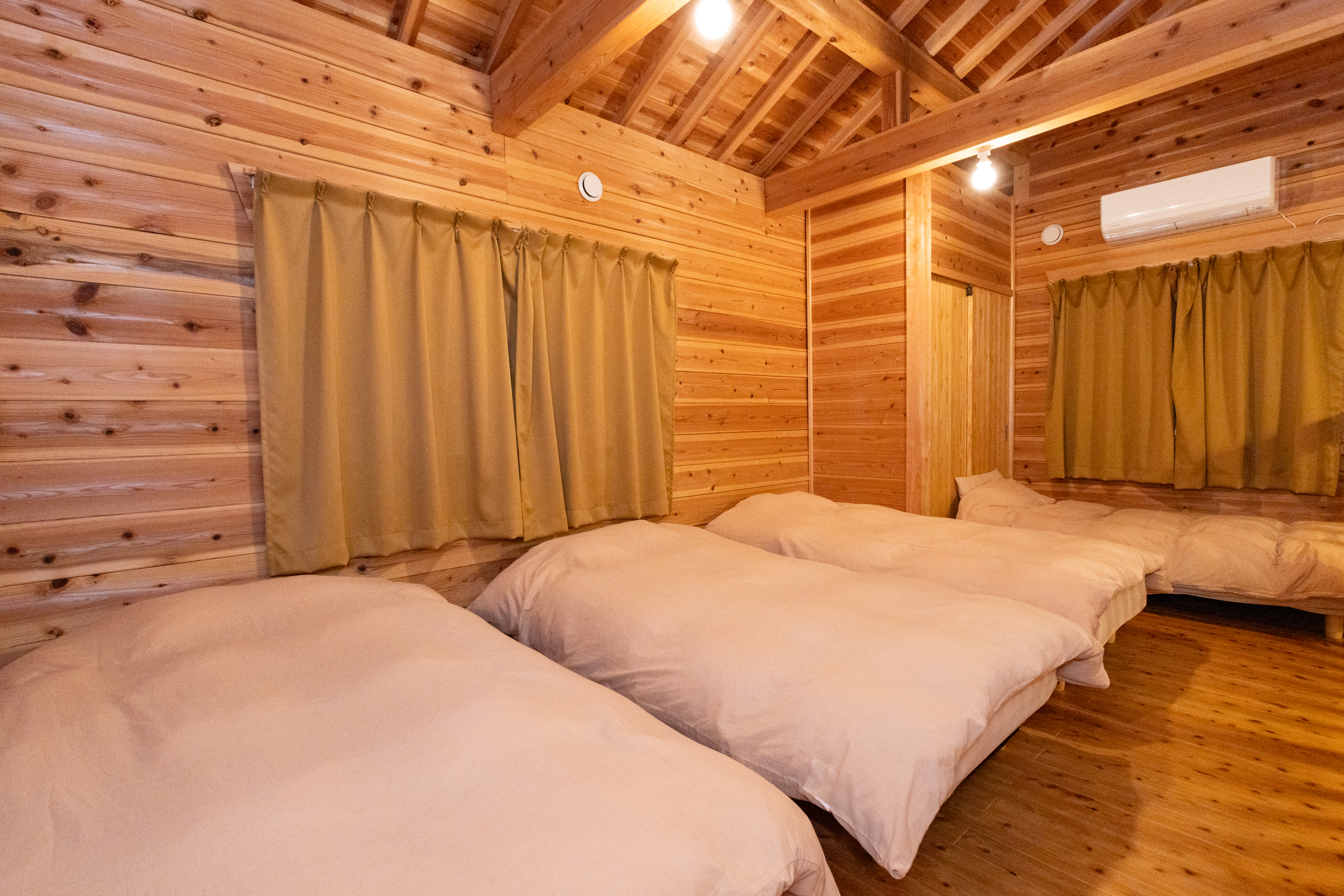 ログハウス２F　ベッド