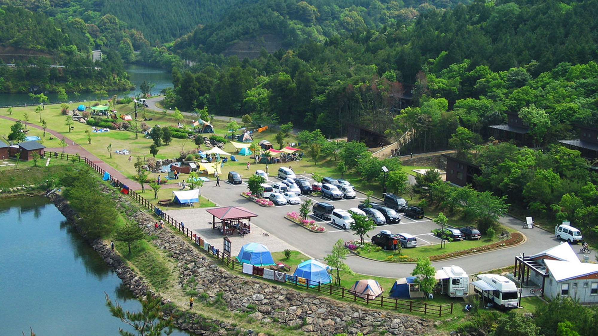 【1棟貸し】森の中の水辺のコテージを貸切で！家族連れや友達同士の旅行に最適