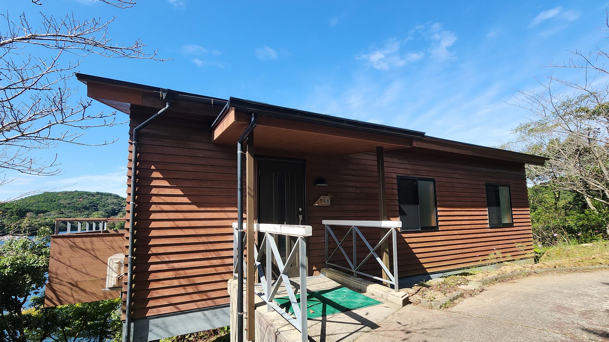 ・【コテージ/2-4名様タイプ】湖畔の爽やかな風が心地よい　自然に囲まれたコテージでリフレッシュ