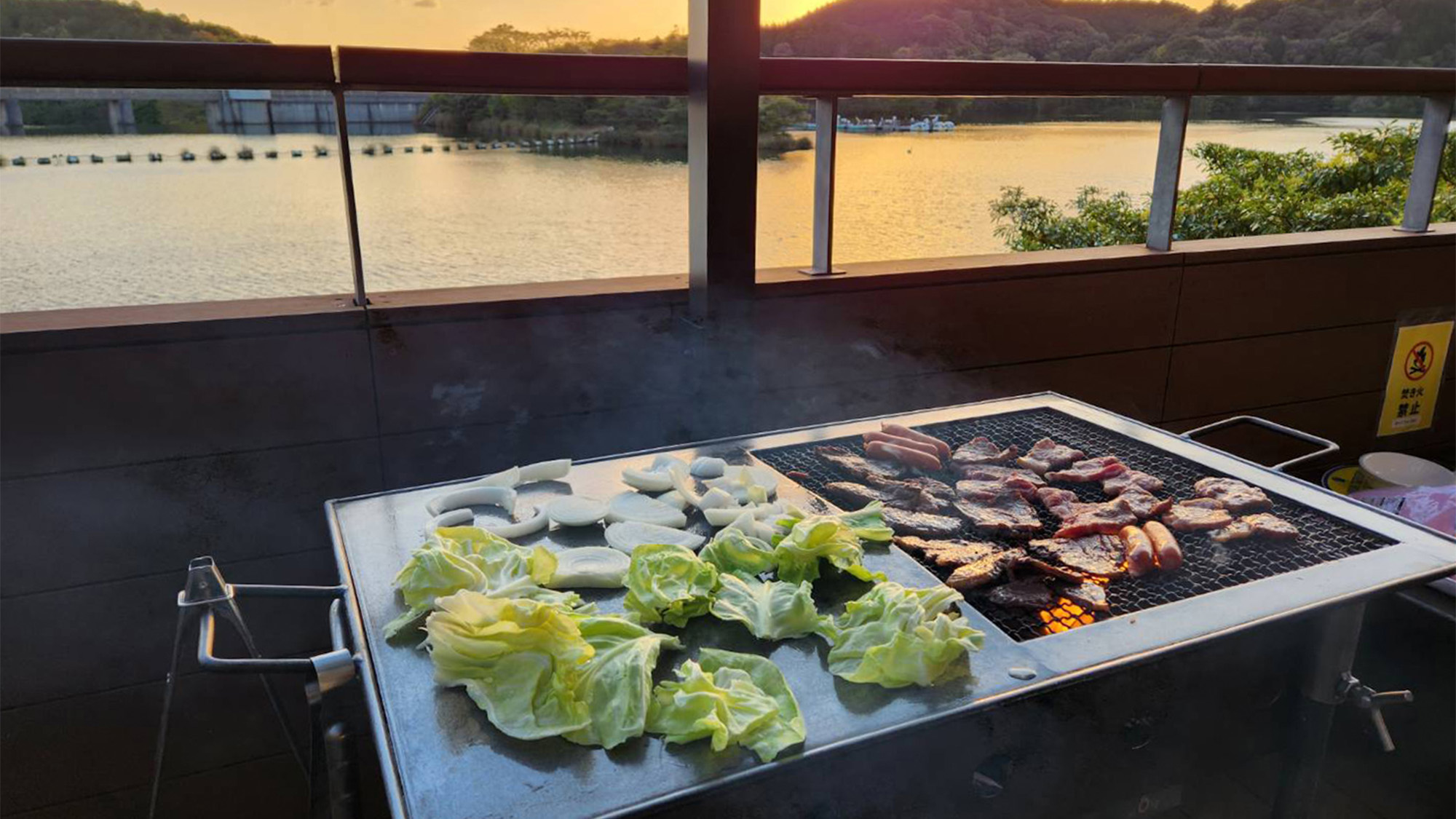 ・【コテージ/BBQ】湖畔のウッドデッキでバーベキュー　四季折々の景色とともに