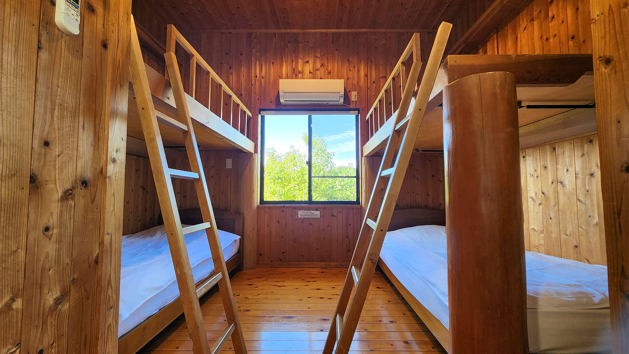 ・【コテージ共通/ベッドルーム】2段ベッド2台と布団4組で最大8名様まで宿泊可能
