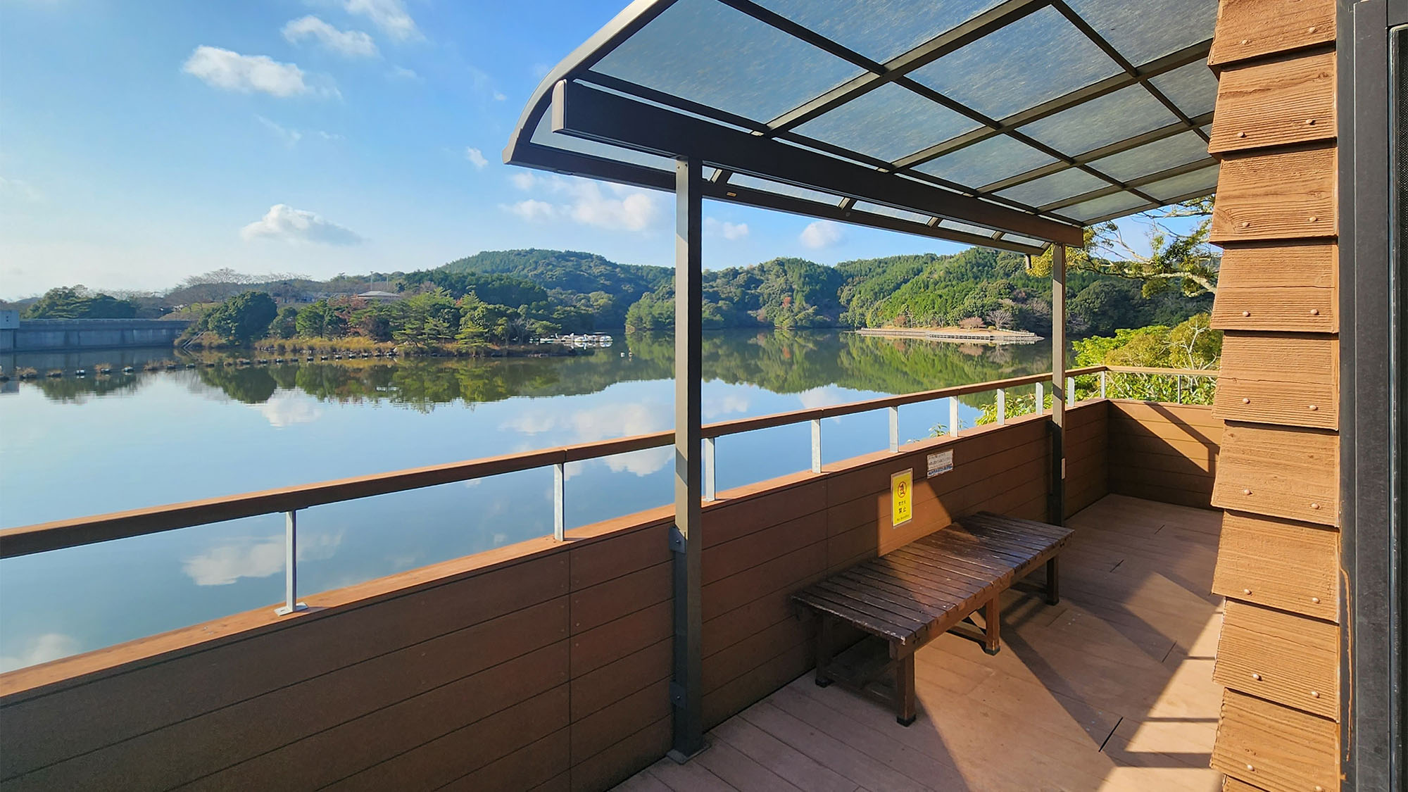 ・【コテージ/眺望】穏やかな湖面に映る森の緑　この絶景を独り占めできる贅沢