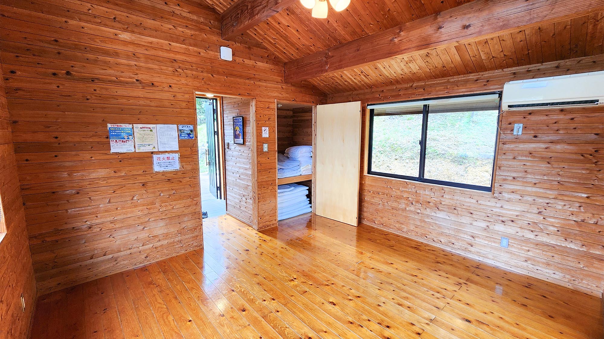 ・【バンガロー/2-4名様タイプ】室内には人数分の寝具・エアコンを完備しております
