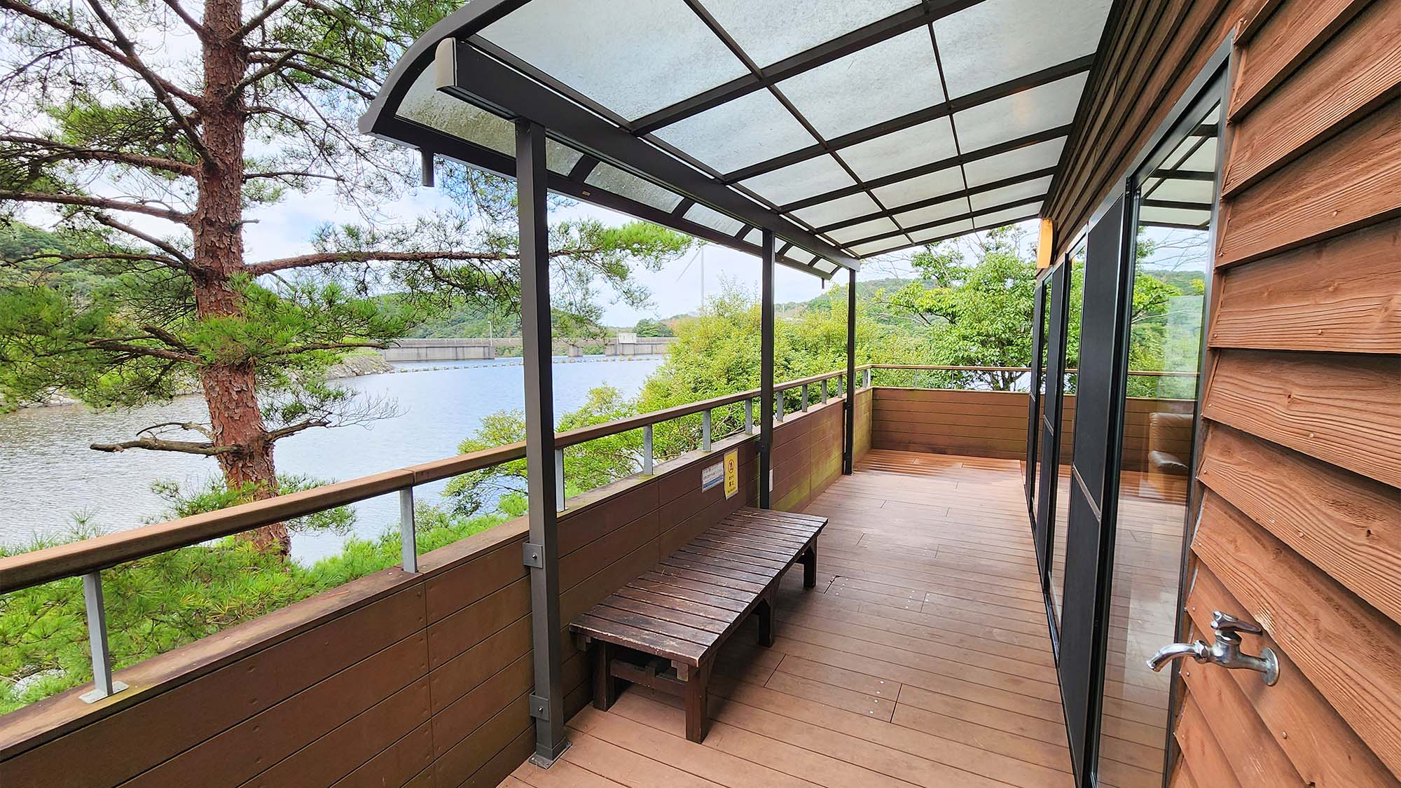 ・【コテージ/4-8名様タイプ】みんなが笑顔になれるウッドデッキ