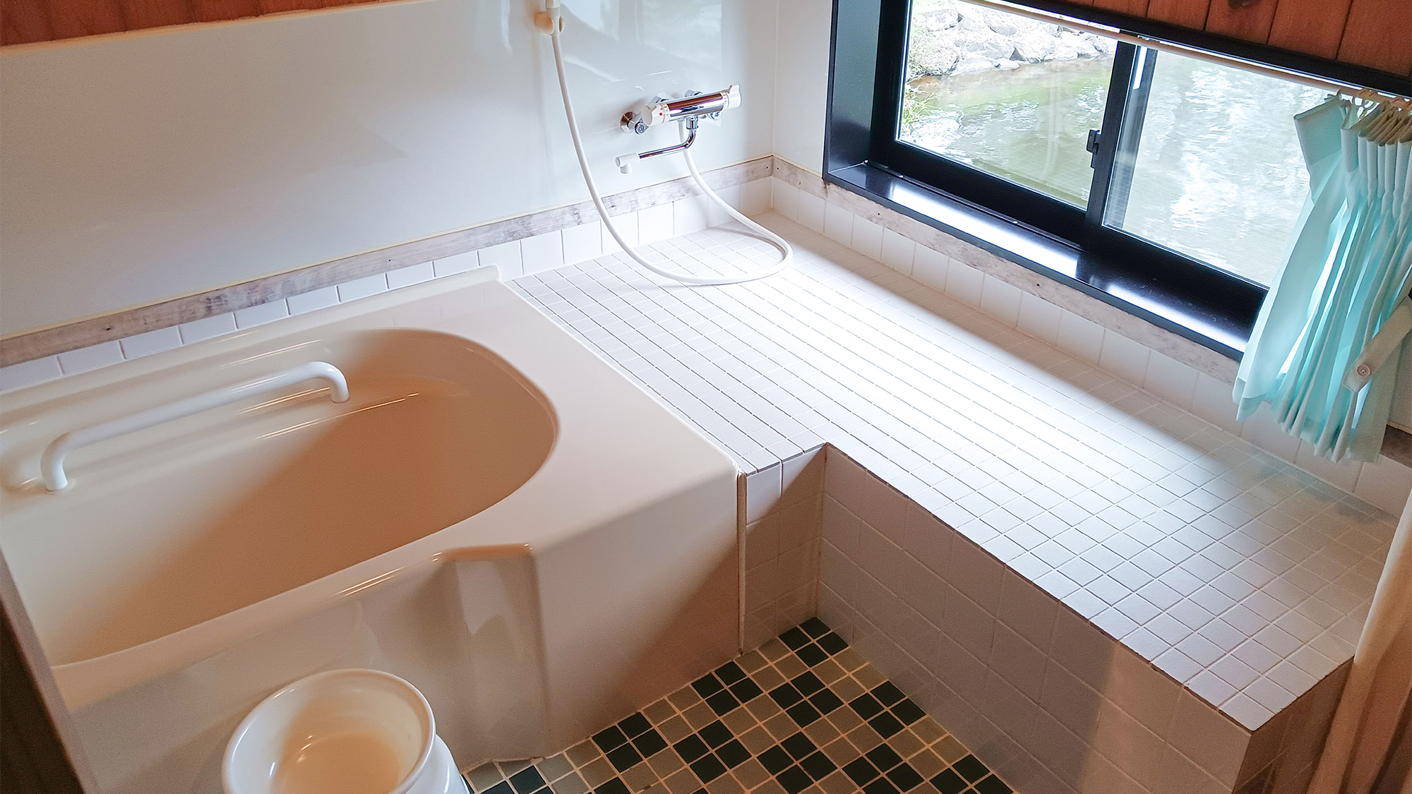 ・【コテージ/2-4名様タイプ】清潔感あふれるバスルーム　窓からは自然の風景が楽しめます