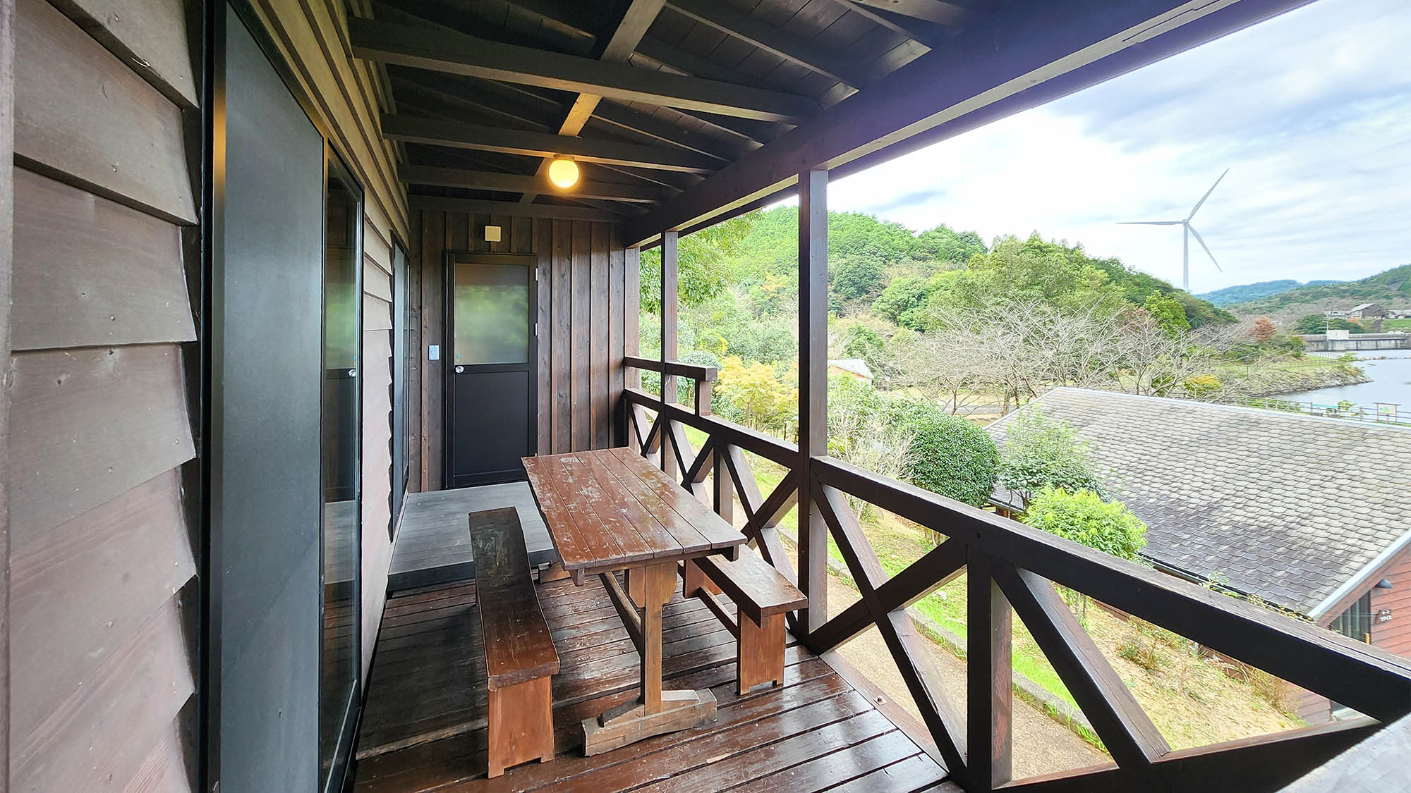 ・【バンガロー/4-8名様タイプ】ウッドデッキでゆったりと穏やかで心温まる時間をお過ごしください
