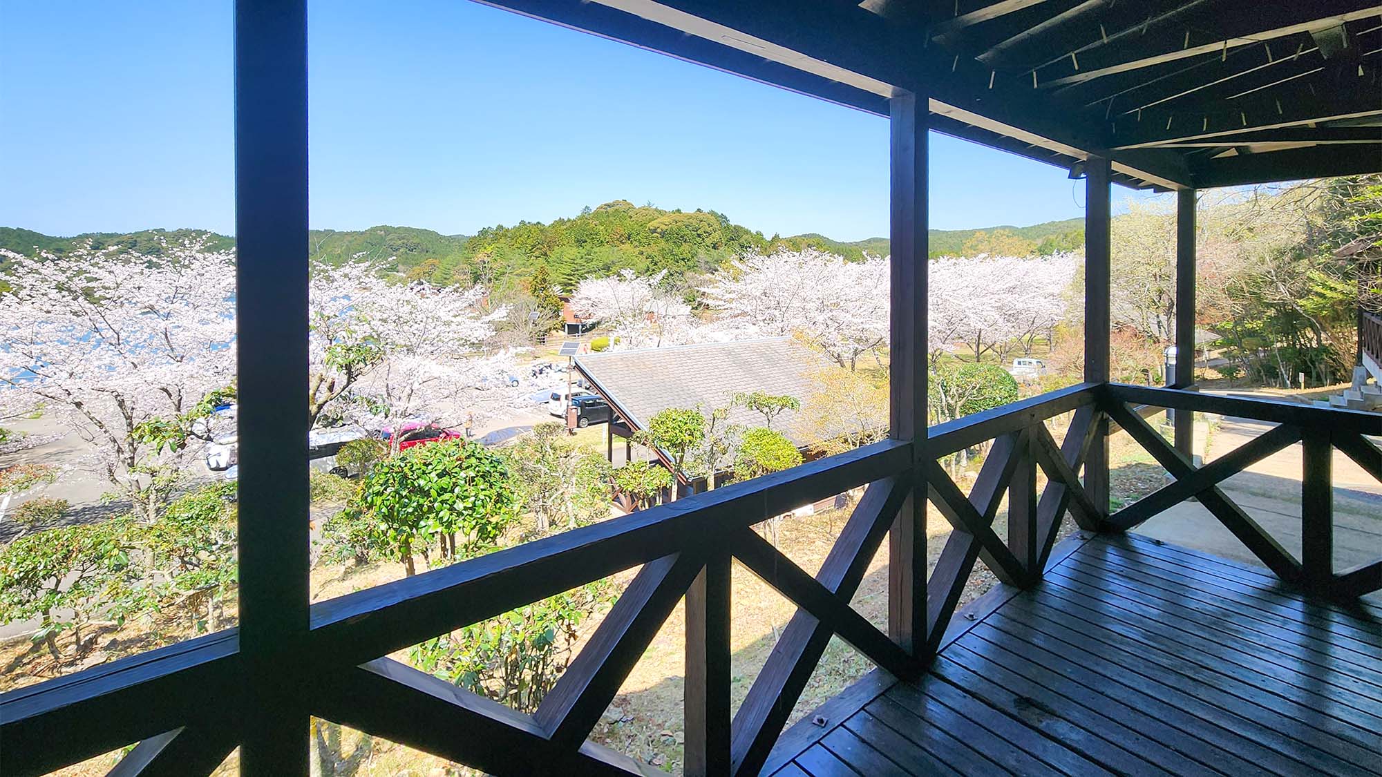 ・【バンガロー/眺望/春】ウッドデッキから美しい春の風景が広がります