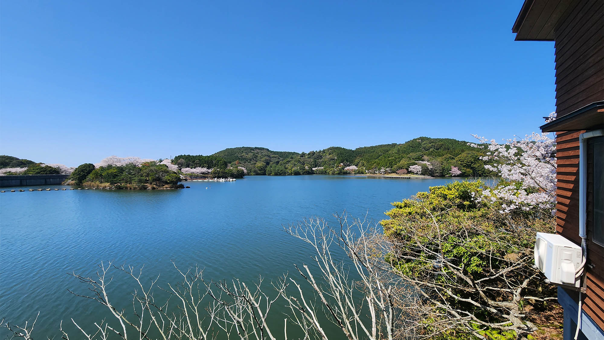 ・【コテージ/眺望/春】季節の移ろいを肌で感じる　湖畔を望むコテージ