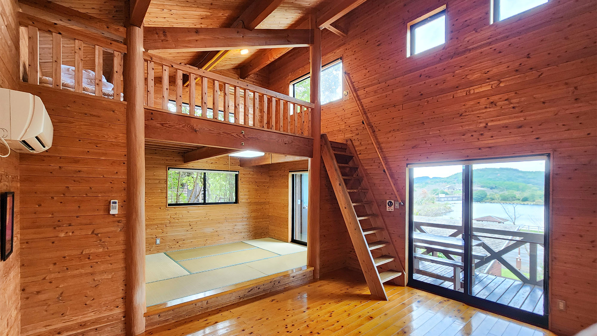 ・【バンガロー/4-8名様タイプ】リビング+和室+ロフト+ウッドデッキ付き　みんなが笑顔になる空間