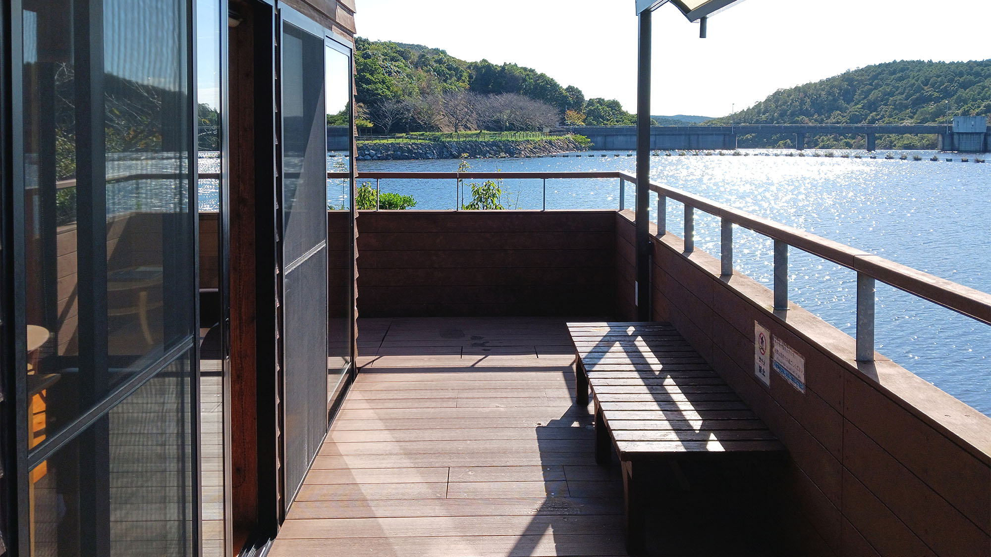 ・【コテージ/2-4名様タイプ】ウッドデッキで朝日を浴びながら贅沢なひとときを