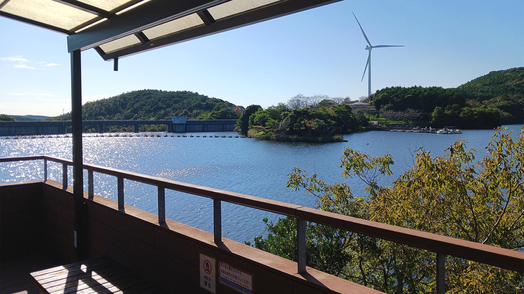 ・【コテージ/2-4名様タイプ】湖畔を望むウッドデッキ　心地よい風を感じながら心和むひととき