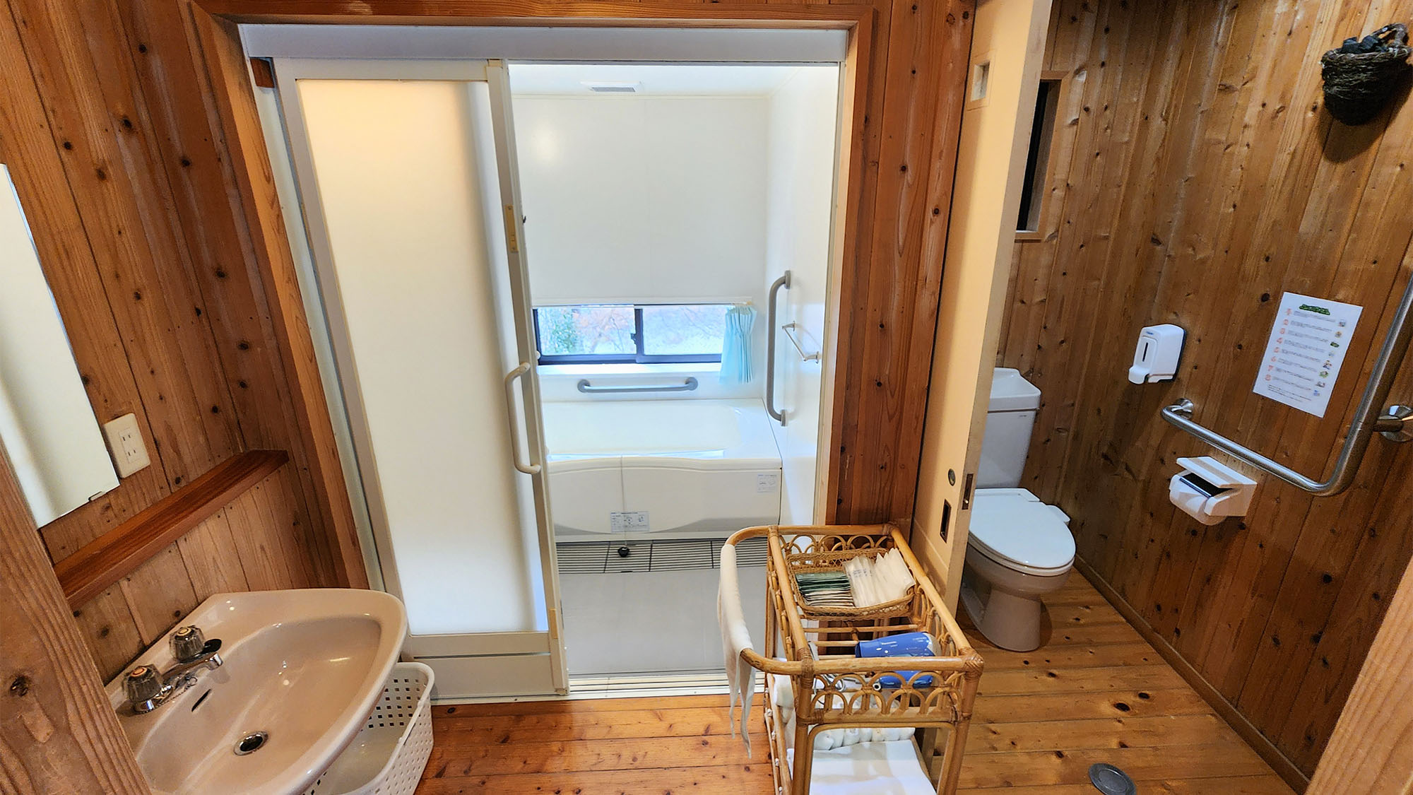 ・【コテージ共通/バスルーム/トイレ】明るく清潔感のあるバスルームとトイレがございます