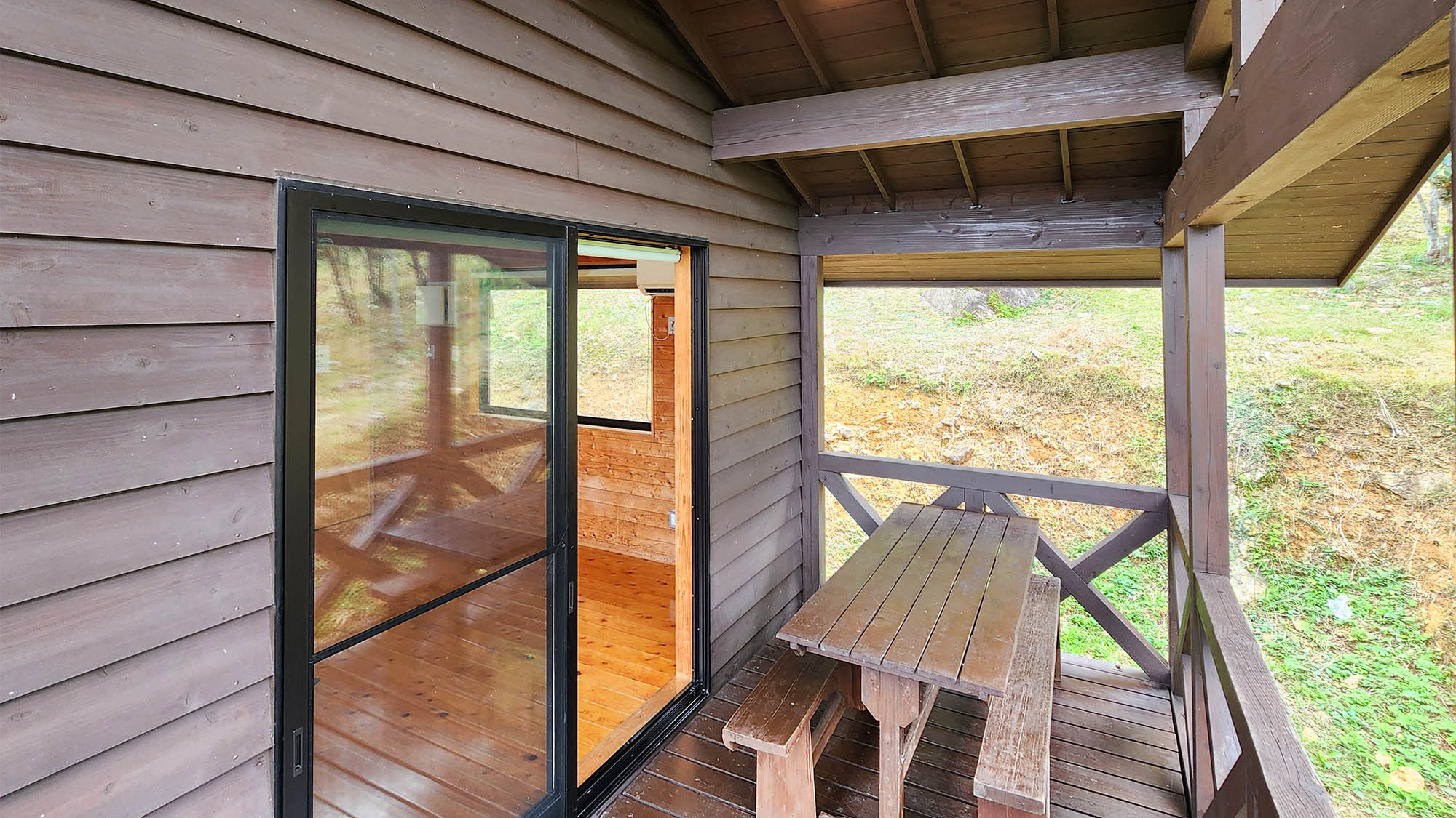 ・【バンガロー/2-4名様タイプ】ウッドデッキで楽しい団欒のひとときを