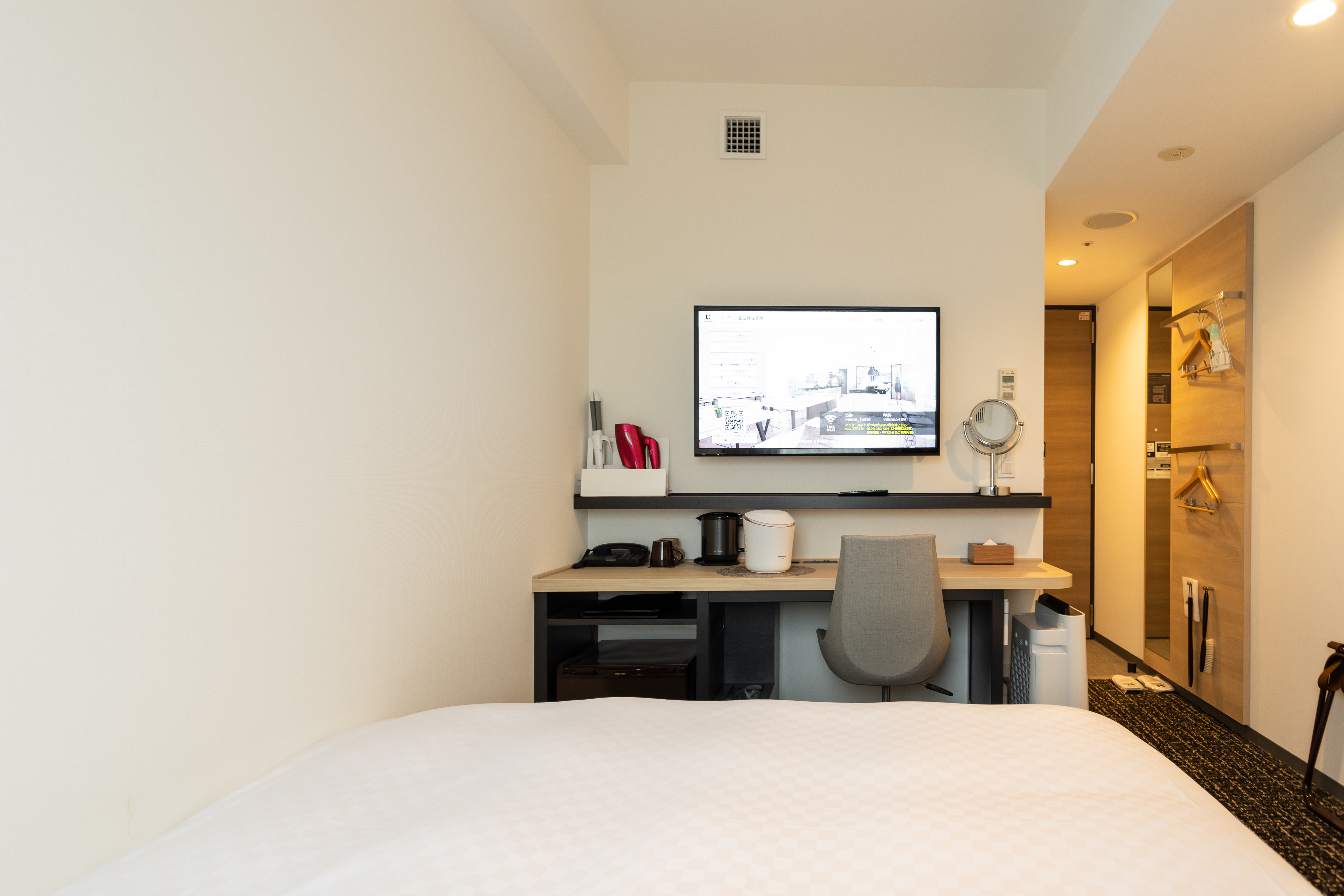 スーペリアダブル※お部屋によっては備え付けの鏡や備品等レイアウトが異なる場合がございます。