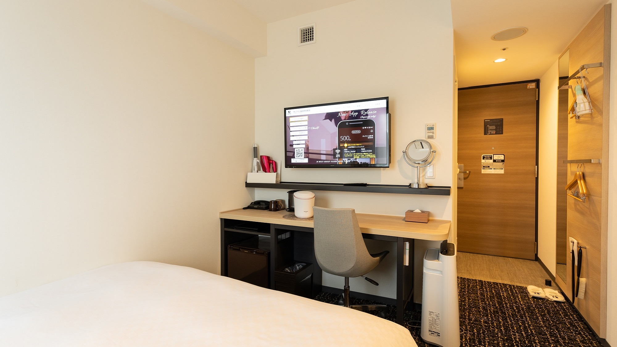 スーペリアダブル※お部屋によっては備え付けの鏡や備品等レイアウトが異なる場合がございます。