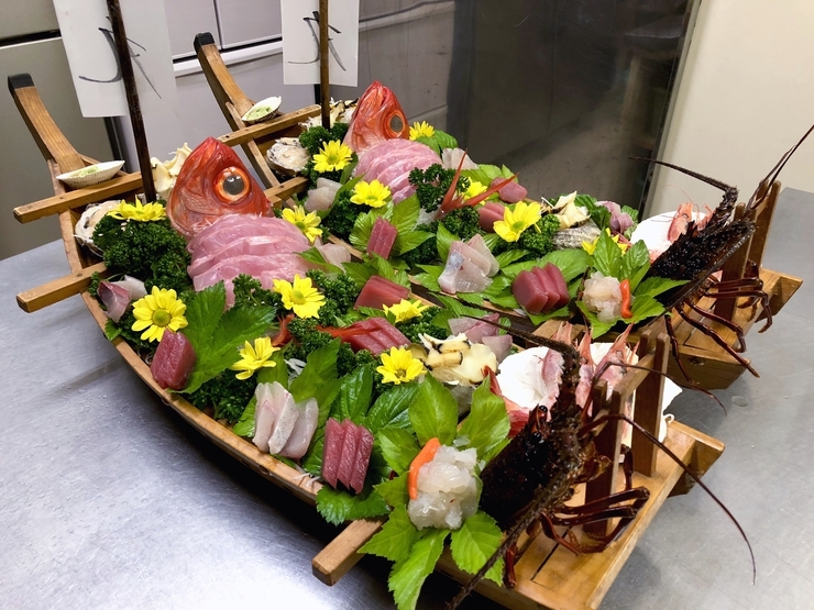 竜王プラン【静岡県産】の食材を多数使用。二名様より稲取キンメ(稲取金目鯛)の姿煮、舟盛り仕立て