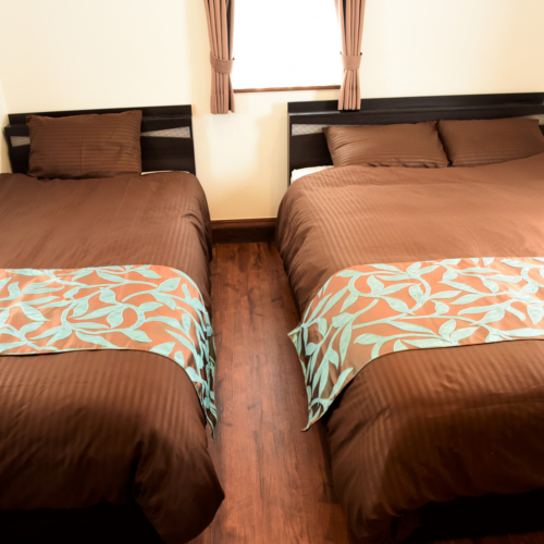 【TURTLE】トレーラーハウス｜ダブルベッドとシングルベッドの寝室。