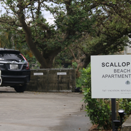 【Scallop】駐車場入り口（最大7台収容　駐車無料）