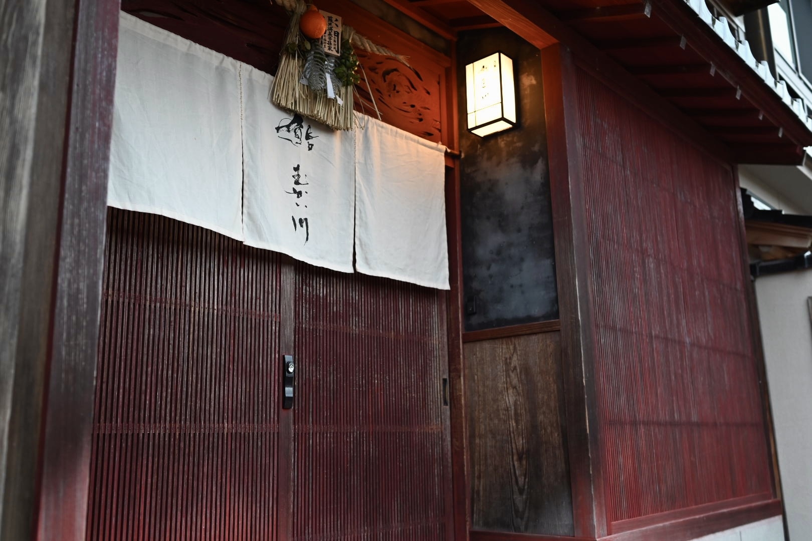 徒歩10秒　鮨むかい川さん♪　完全予約制　夜おまかせコースプ　水曜定休　事前に必ずご連絡ください