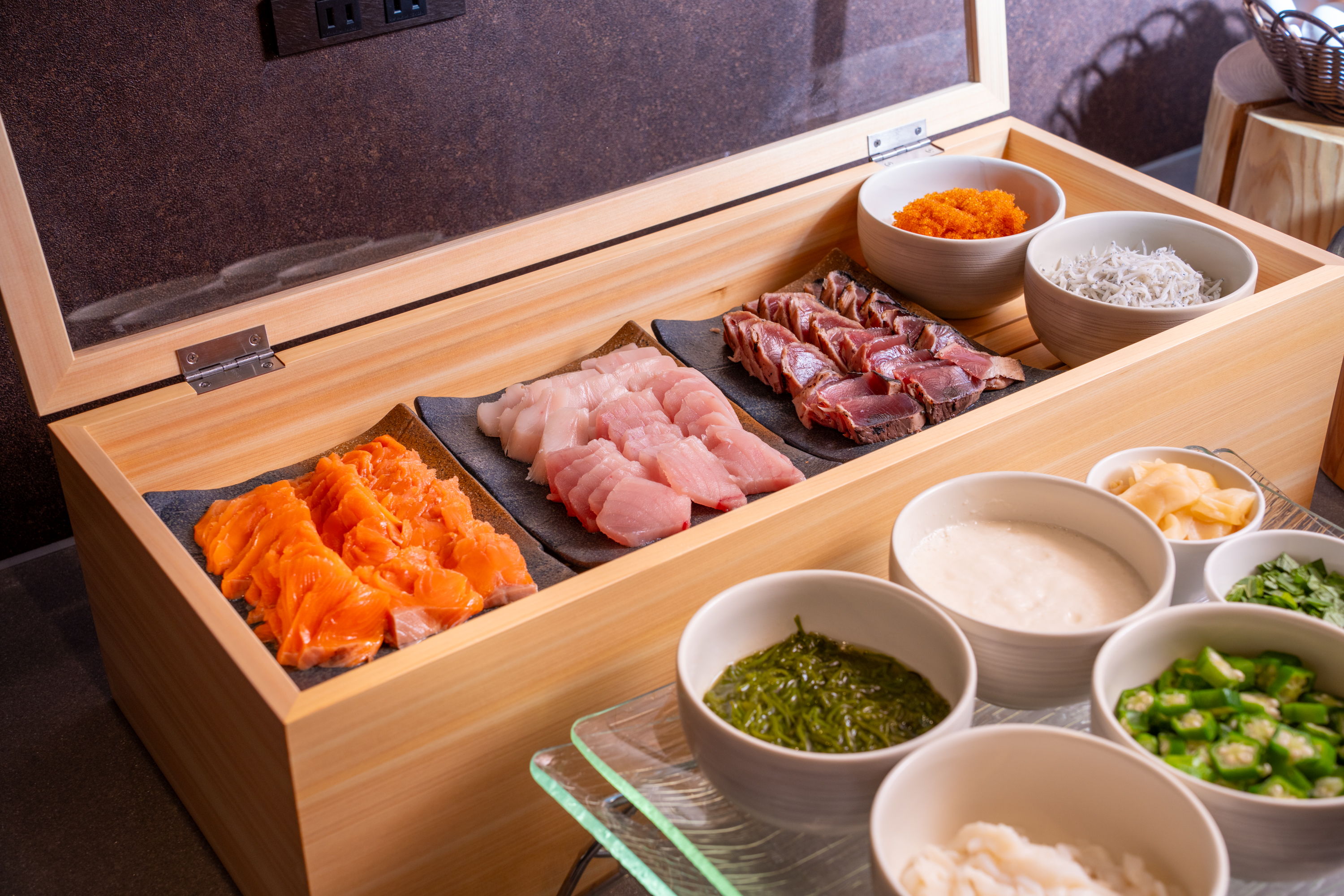 朝食バイキング　自分で作る海鮮丼コーナー