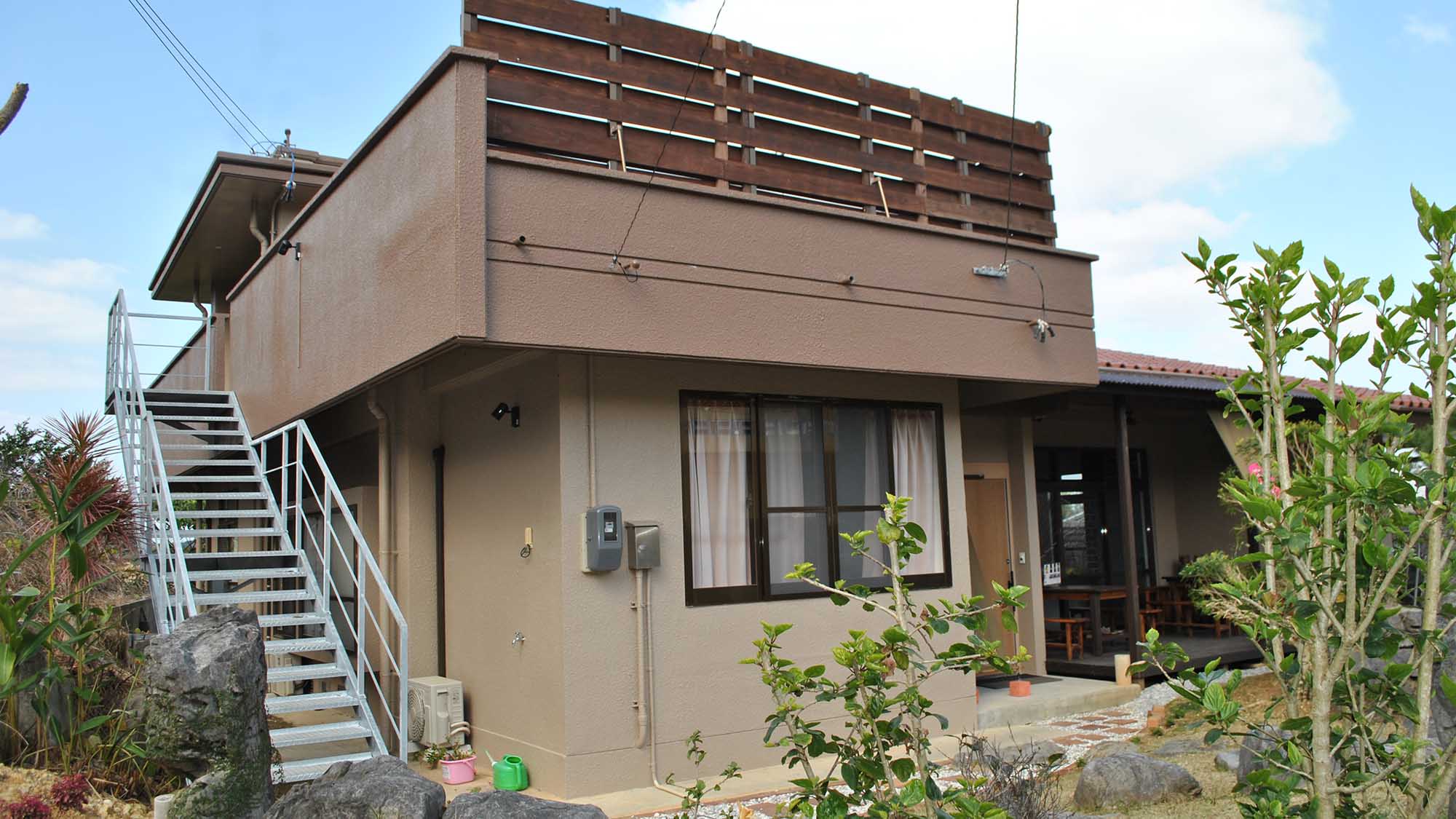 ・古民家の並ぶ集落の一角にあるnｰhouse。1日1組限定の宿。