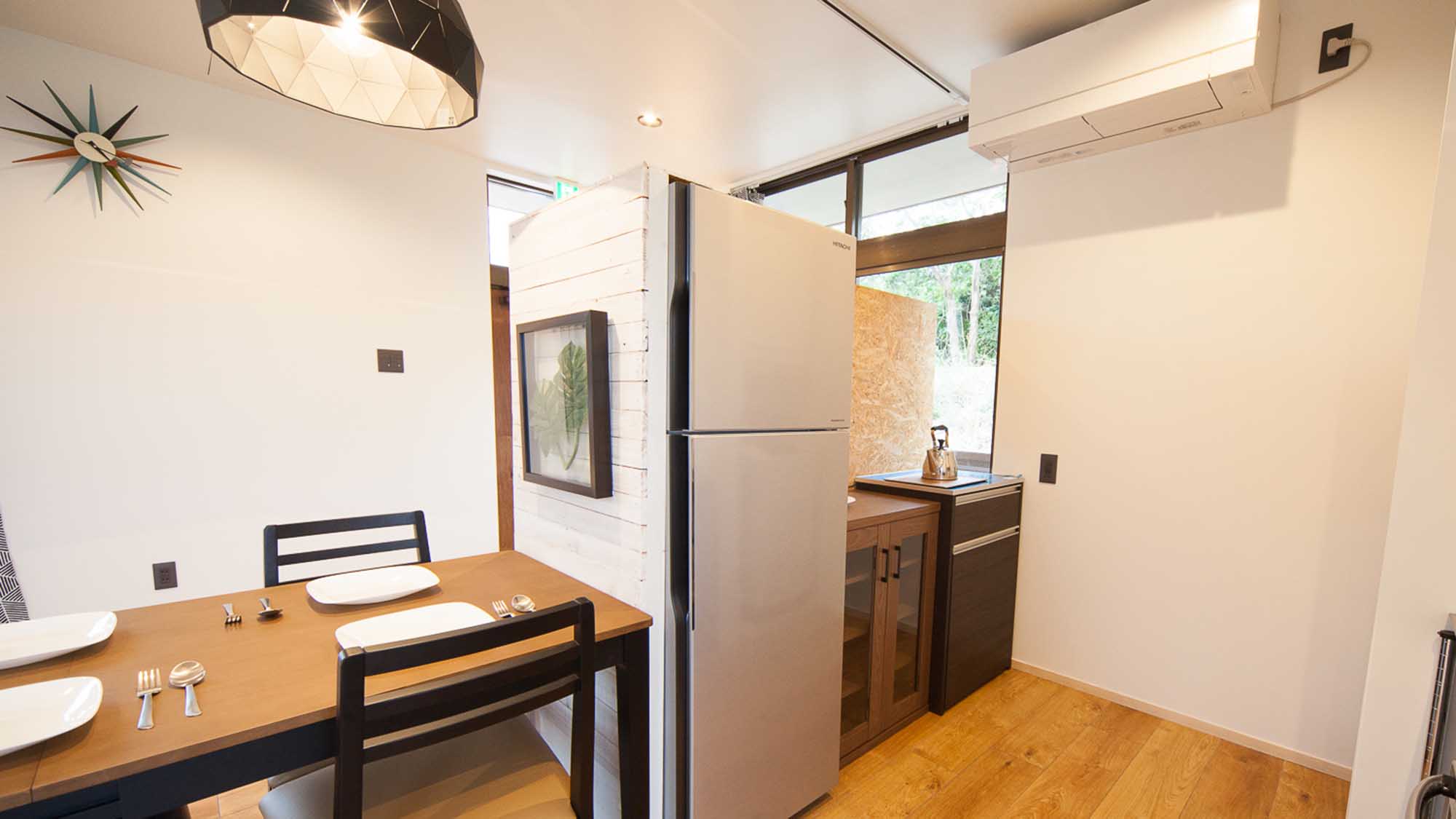 ・2ドアの冷蔵庫とミニキッチン完備