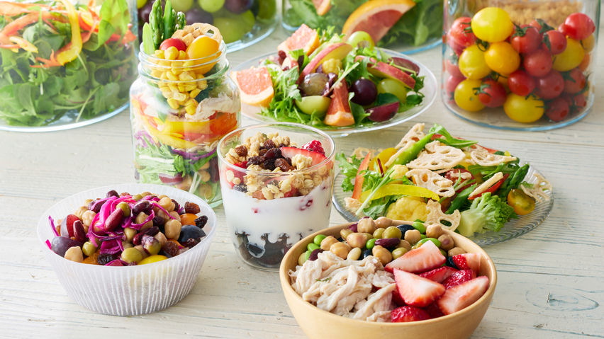 彩り豊かな野菜やフルーツ、トッピングが充実。無限大の組み合わせで、毎日が新しいサラダ体験に。