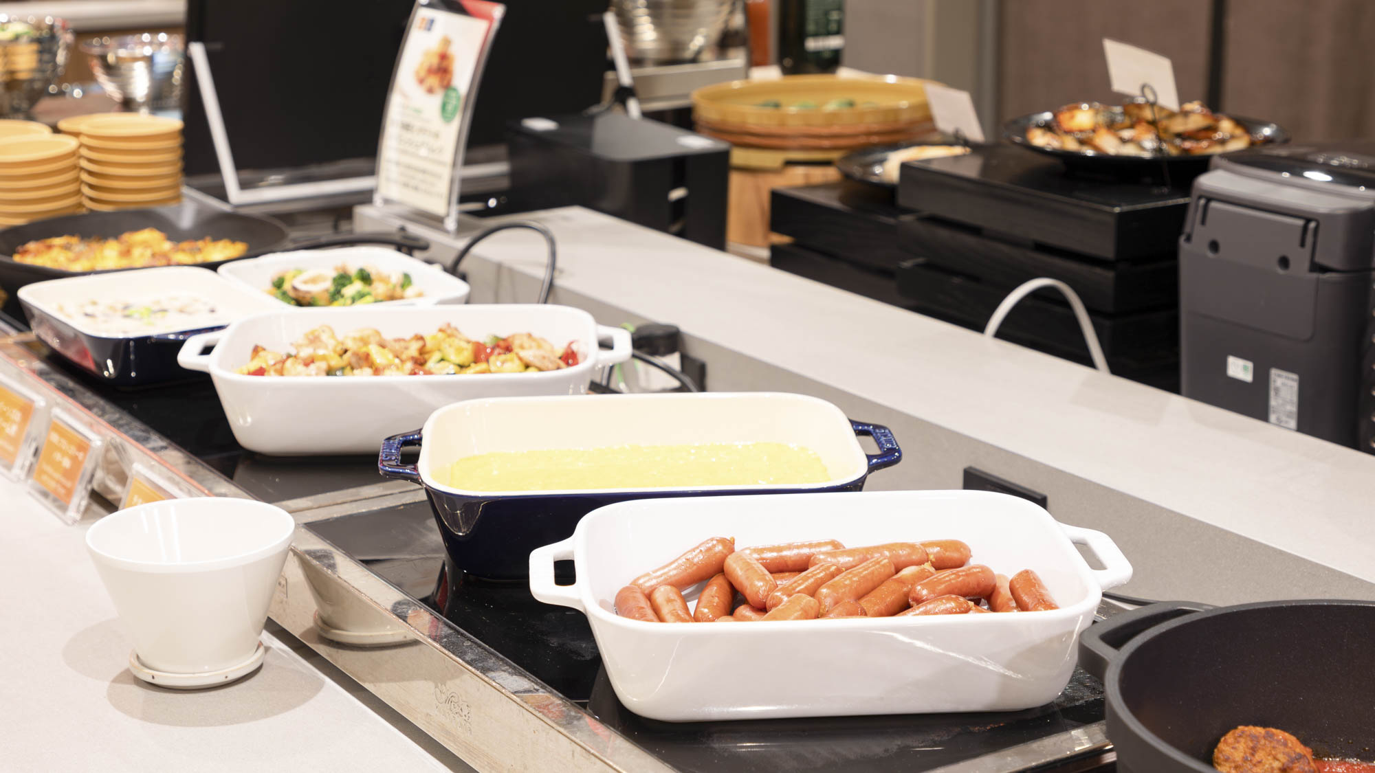 ソーセージやスクランブルエッグなど日替わりの温かいおかずメニュー