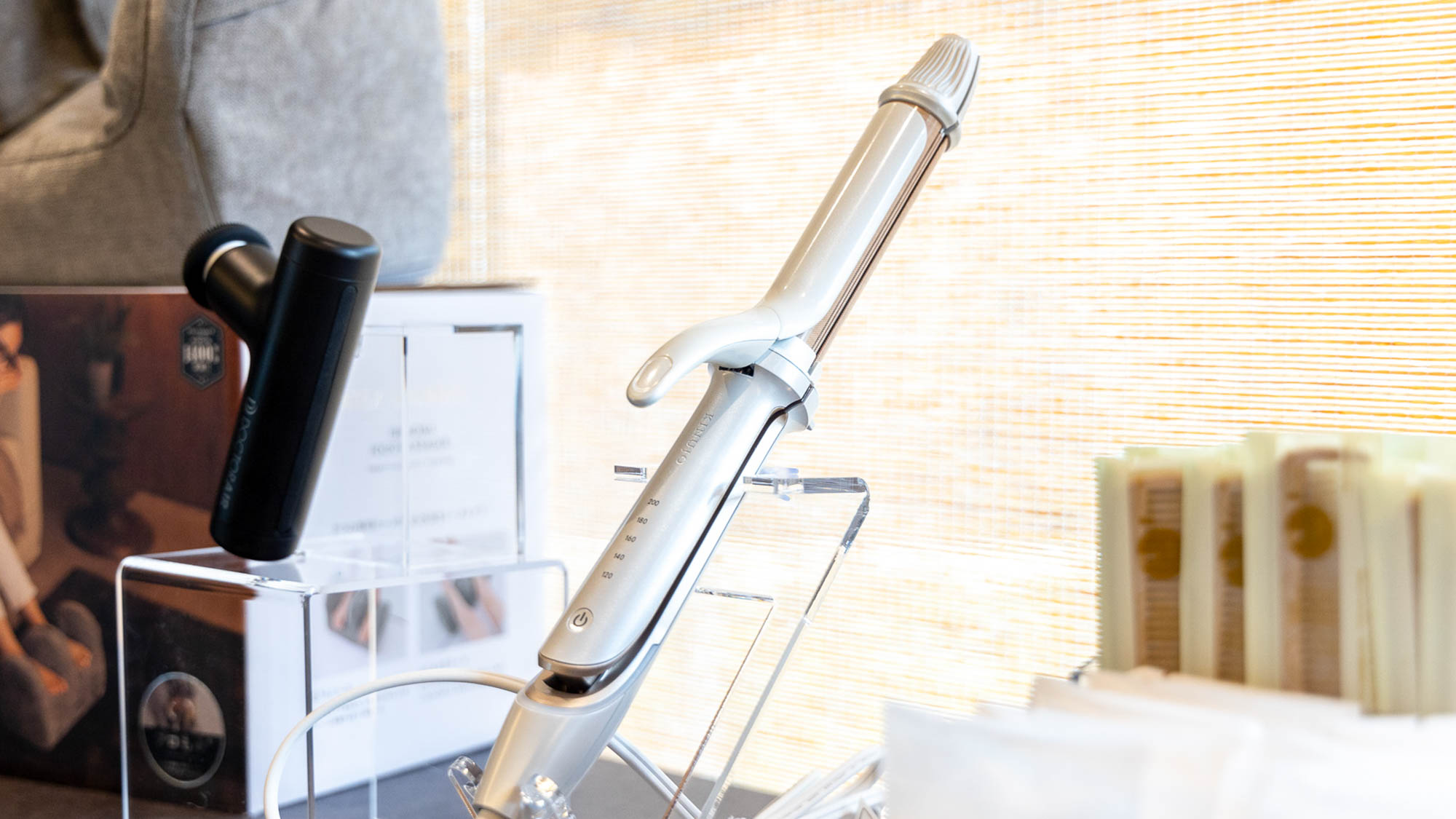 【2Wayヘアアイロン】潤いを保ちながらストレートと巻き髪の両方にスタイリングできるヘアアイロン。