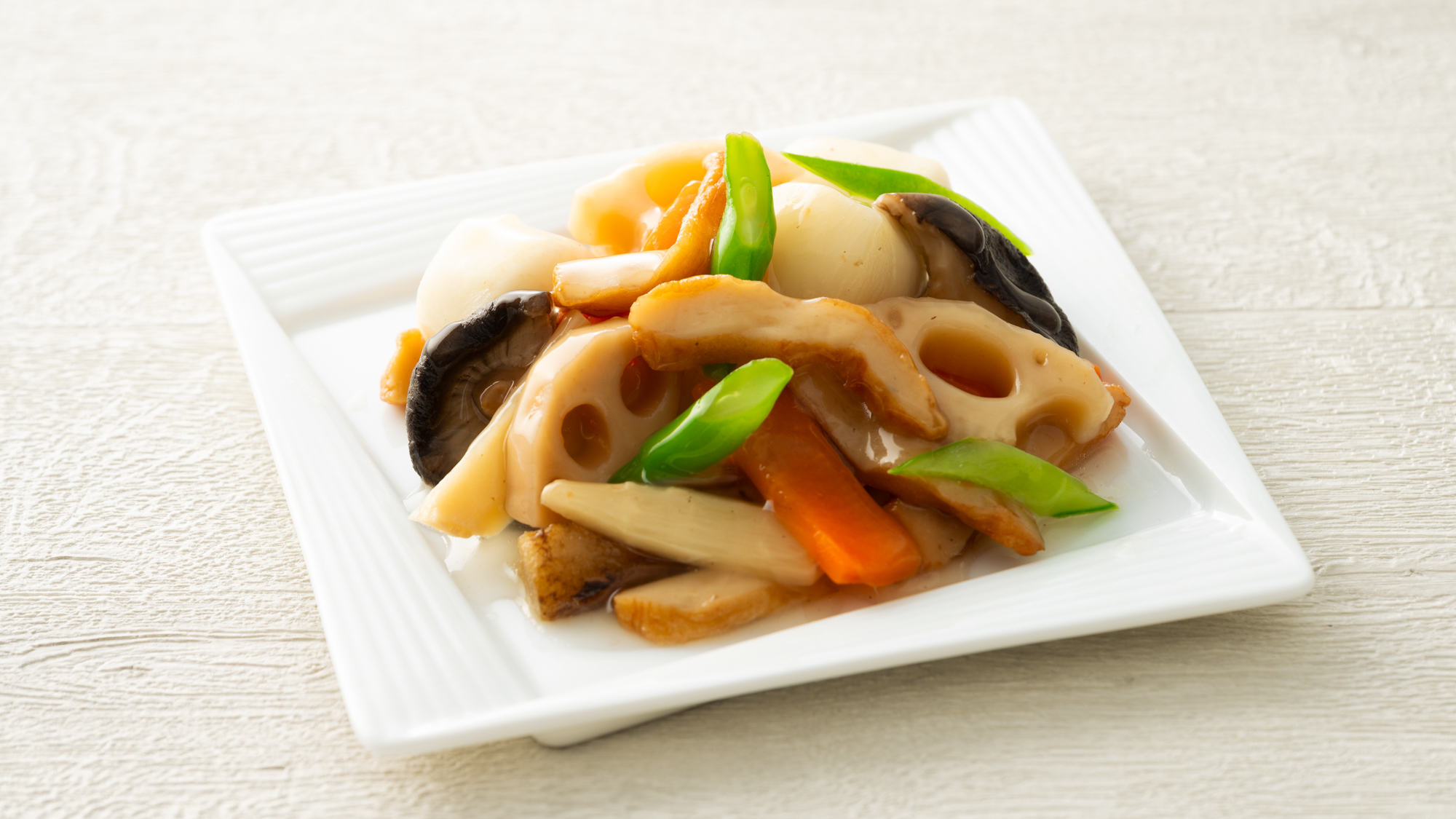 （日替わり）和風のあんがさつま揚げと根菜の旨味を引き立てたほっとする味わいの和食メニュー。