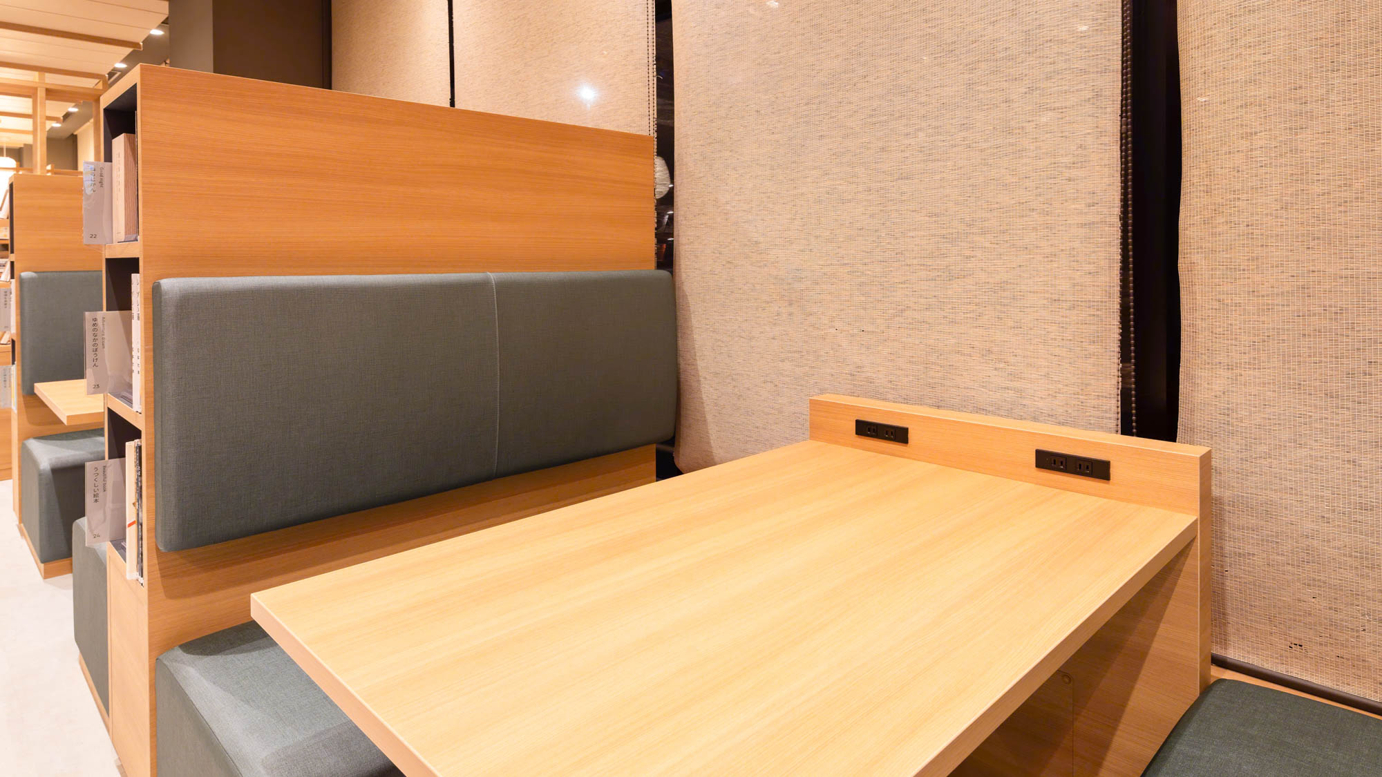 【ライブラリーカフェ】友人や家族との団らんにピッタリなボックス席