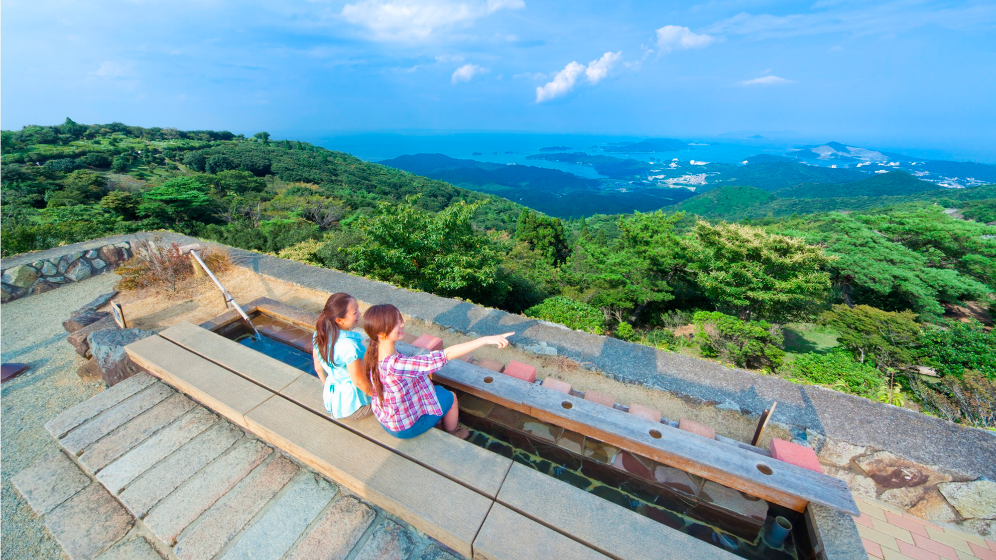 伊勢志摩スカイライン展望足湯（五十鈴川駅または鳥羽駅より山頂展望台までタクシーで約20分）